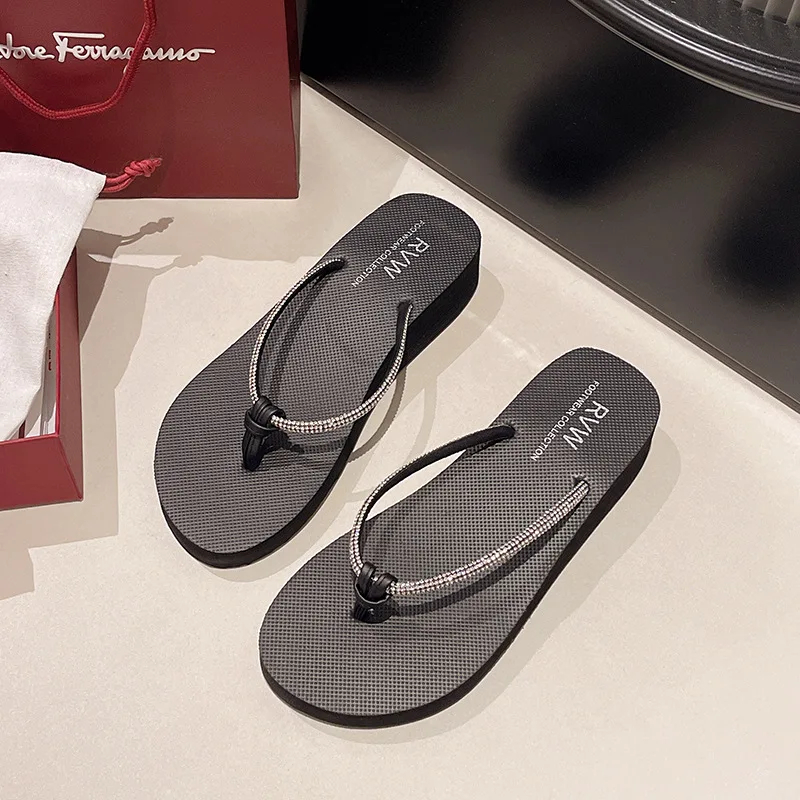 New Beach Shoes, Slippers for Women's Summer Fashion, Wearing Rhinestone Flip Flops, Mid Heel, Thick Sole, Sloping Heel, Clip On