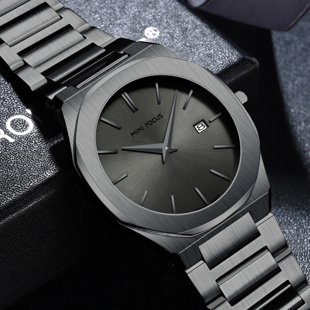 MINI FOCUS Men's Minimalist Quartz Watch with Stainless Steel Strap Date Display Water-Resistant Stylish Casual Look Wristwatch