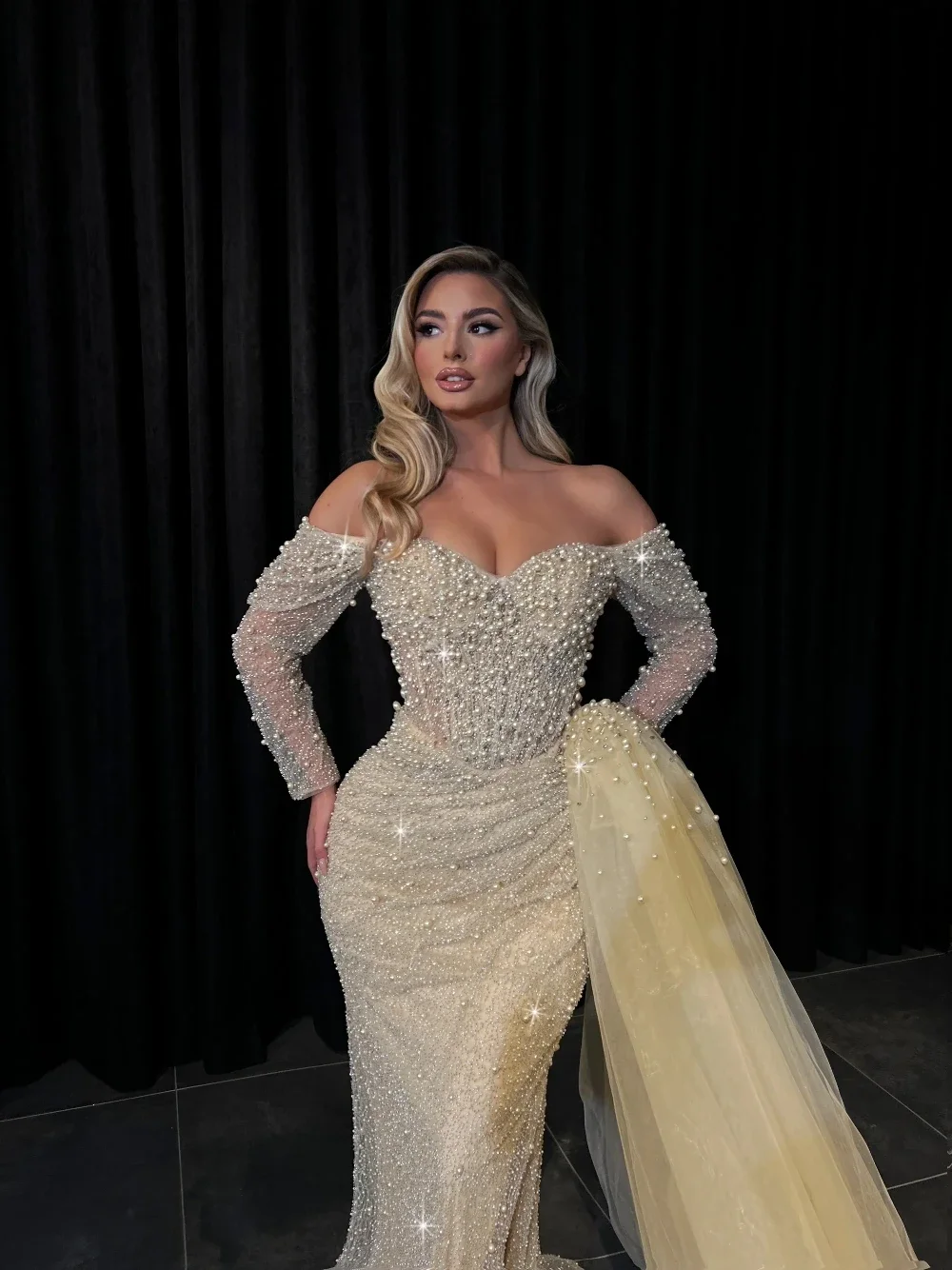 Proste suknie ślubne perły cekiny suknie ślubne odpinany pociąg Off the Shoulder dostosowana suknia dla panny młodej Vestidos De Novia