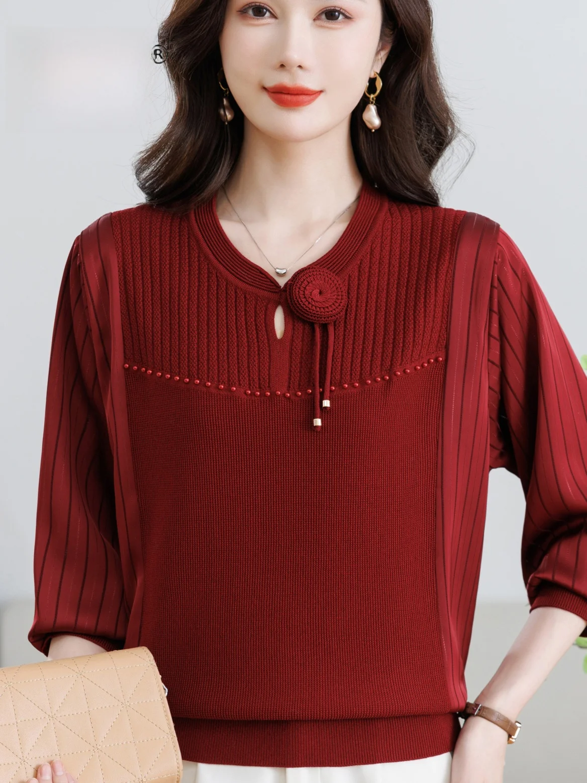 

Весенне-осенняя свободная вязаная футболка с жемчужным декором, модная женская модель в стиле Mommy, с круглым вырезом, украшенная цветами из полимерной смолы...