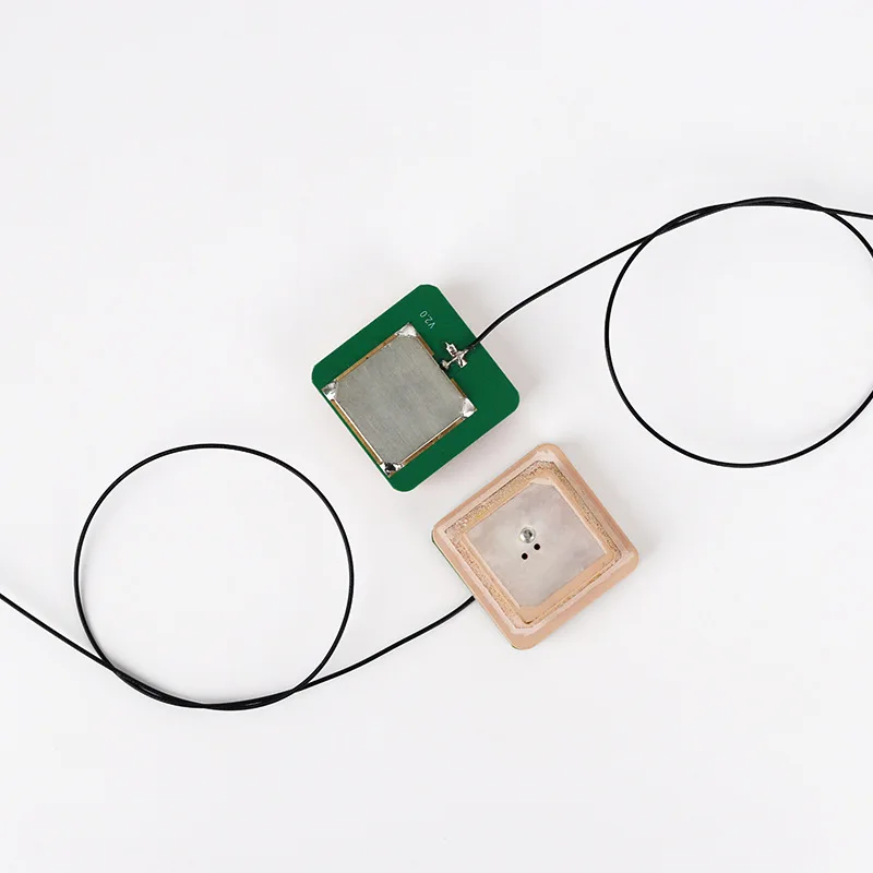 

50 шт., двухрежимная керамическая антенна с высоким коэффициентом усиления и низкими потерями BD/GPS для автомобильной навигации, двухдиапазонное покрытие, точное вертикальное покрытие