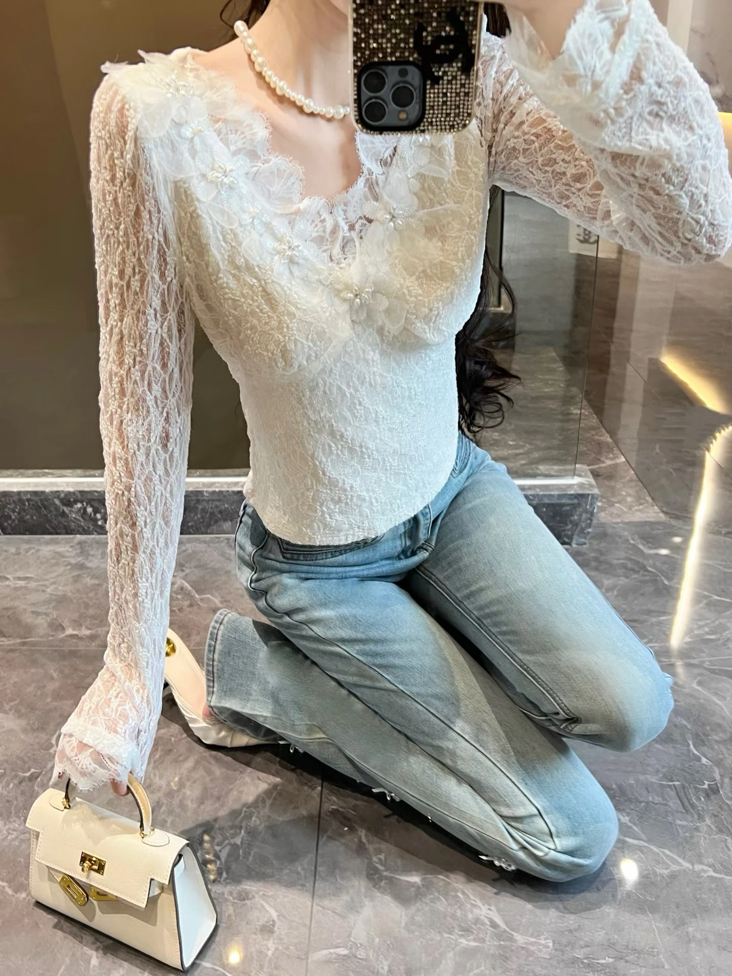 

Korean Sle Long Sve V-Ne Rhinestone 3D Flower Lace Trim Base irt Women's Winter Faion New Arrival Ruffle Hem Blouse