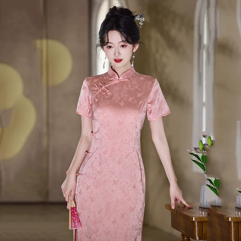 

Розовое платье Cheongsam средней длины в китайском стиле с горячим тиснением, молодежное платье 2025 года, новое женское облегающее вечернее платье в стиле ретро с короткими рукавами Qipao