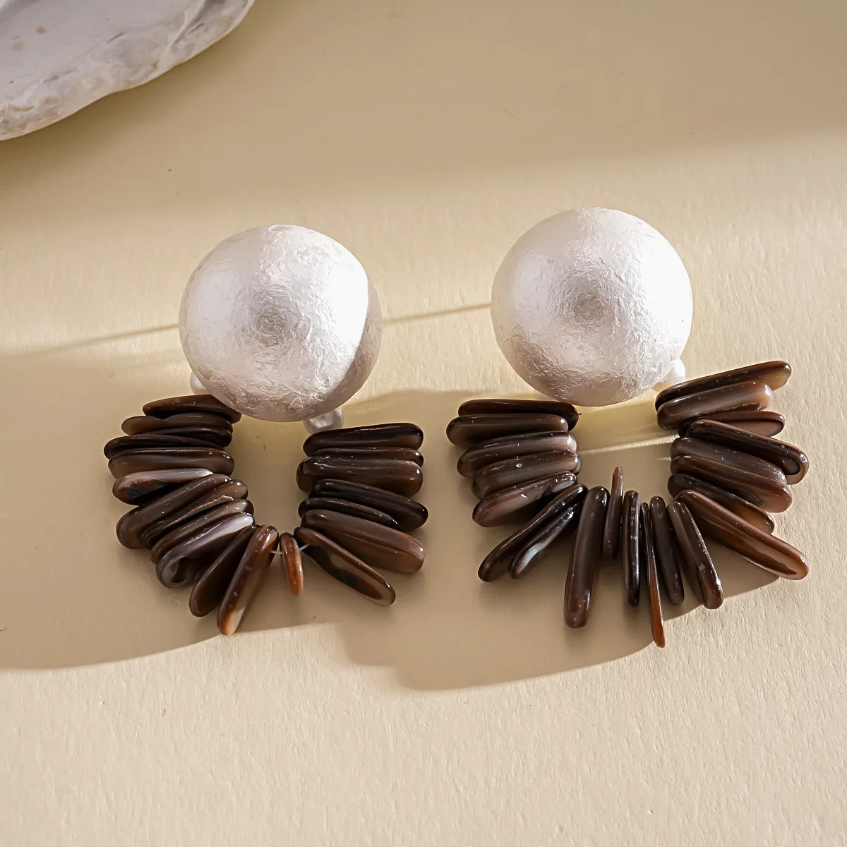 Vintage Round Imitation Pearl Dangle Earrings High-end Oval Shell-shaped Drop Earrings for Women Commuter Banquet Wear C+