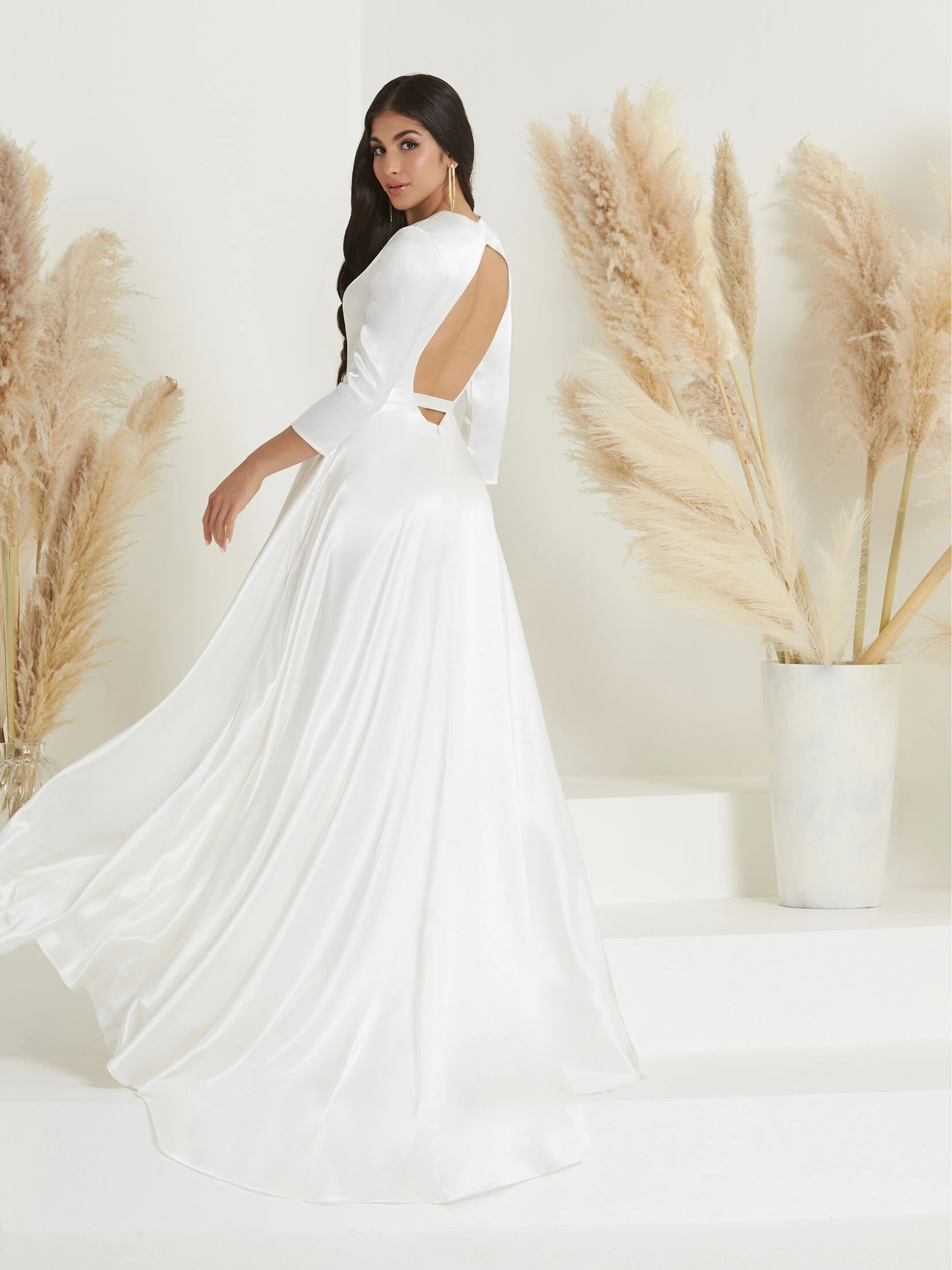 Cutout Back V-Neck Luxury Wedding Dress Long Sleeves  A-Line Sexy Bride Gowns Vestido De Novia Sweep Train Corto 2025 Customized