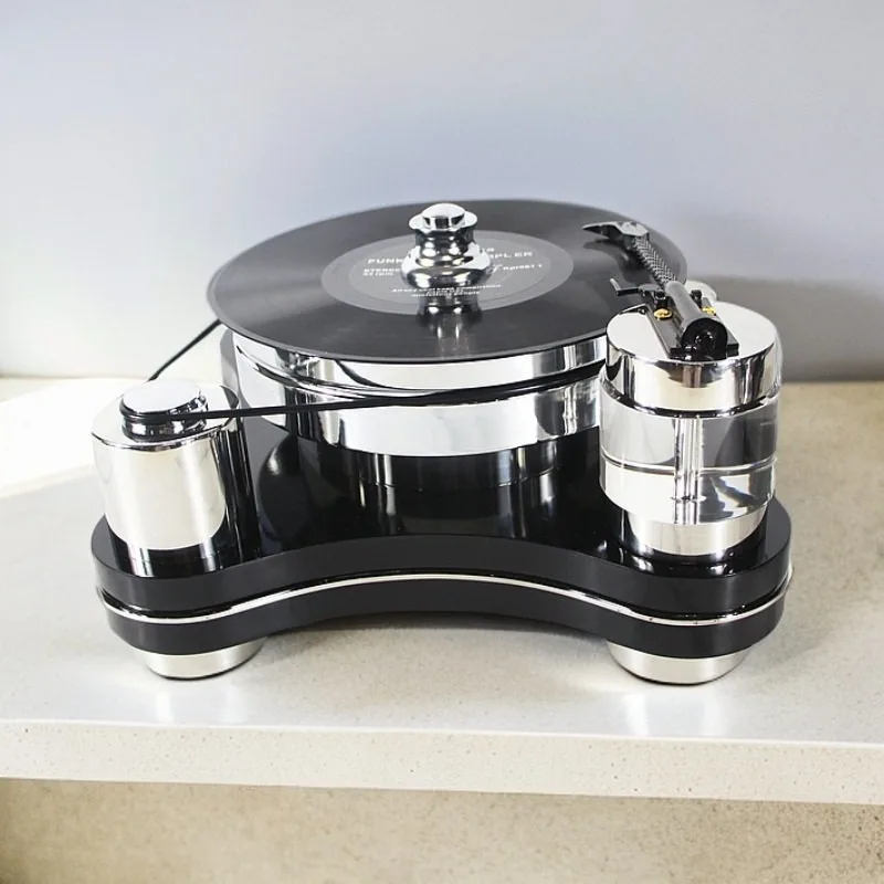 A black vinyl record player made of stainless steel, suitable for decoration in guest rooms, hotel lounges and living rooms.