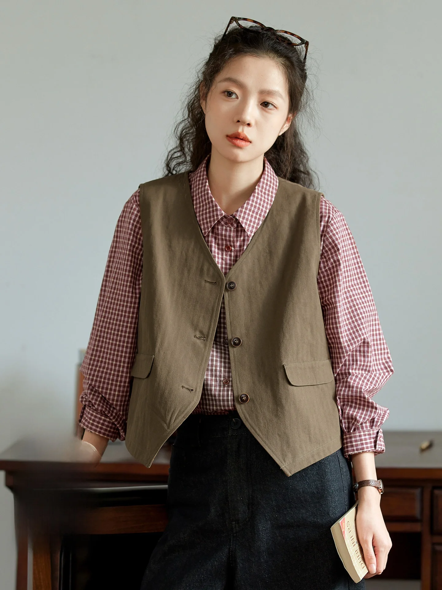 

Женский топ-жилет из чистого хлопка, универсальный размер, весенний, для многослойного образа, цвет кофе, для повседневной носки, производство Китай