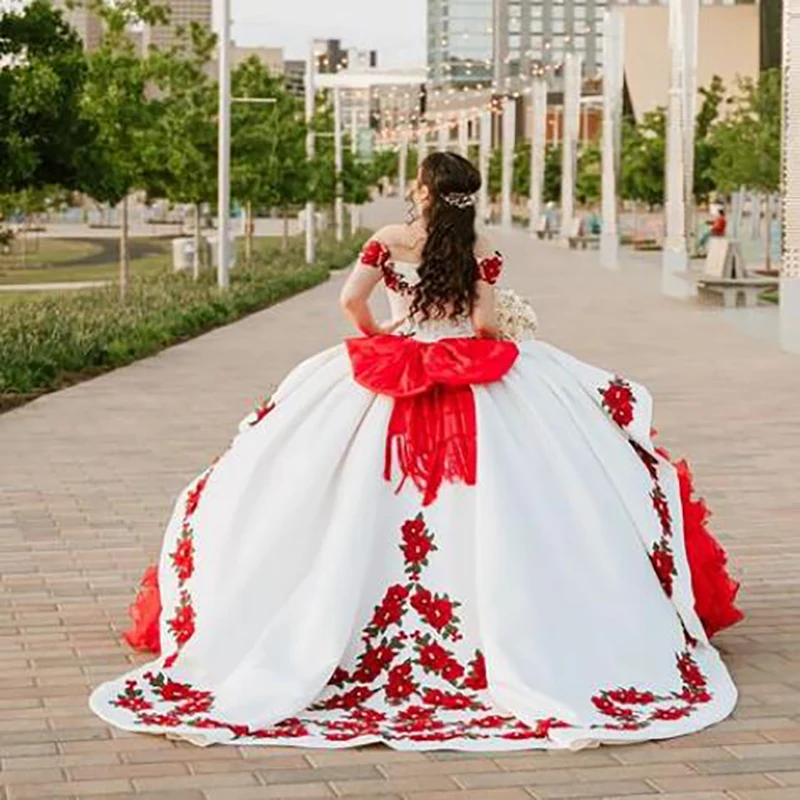 Maßgeschneidertes weißes mit rotem Charro-Quinceanera-Kleid, mexikanisches Abendkleid in Übergröße, Korsett, Organza, abgestufte Rüschen, Vestidos de 15 Jahre