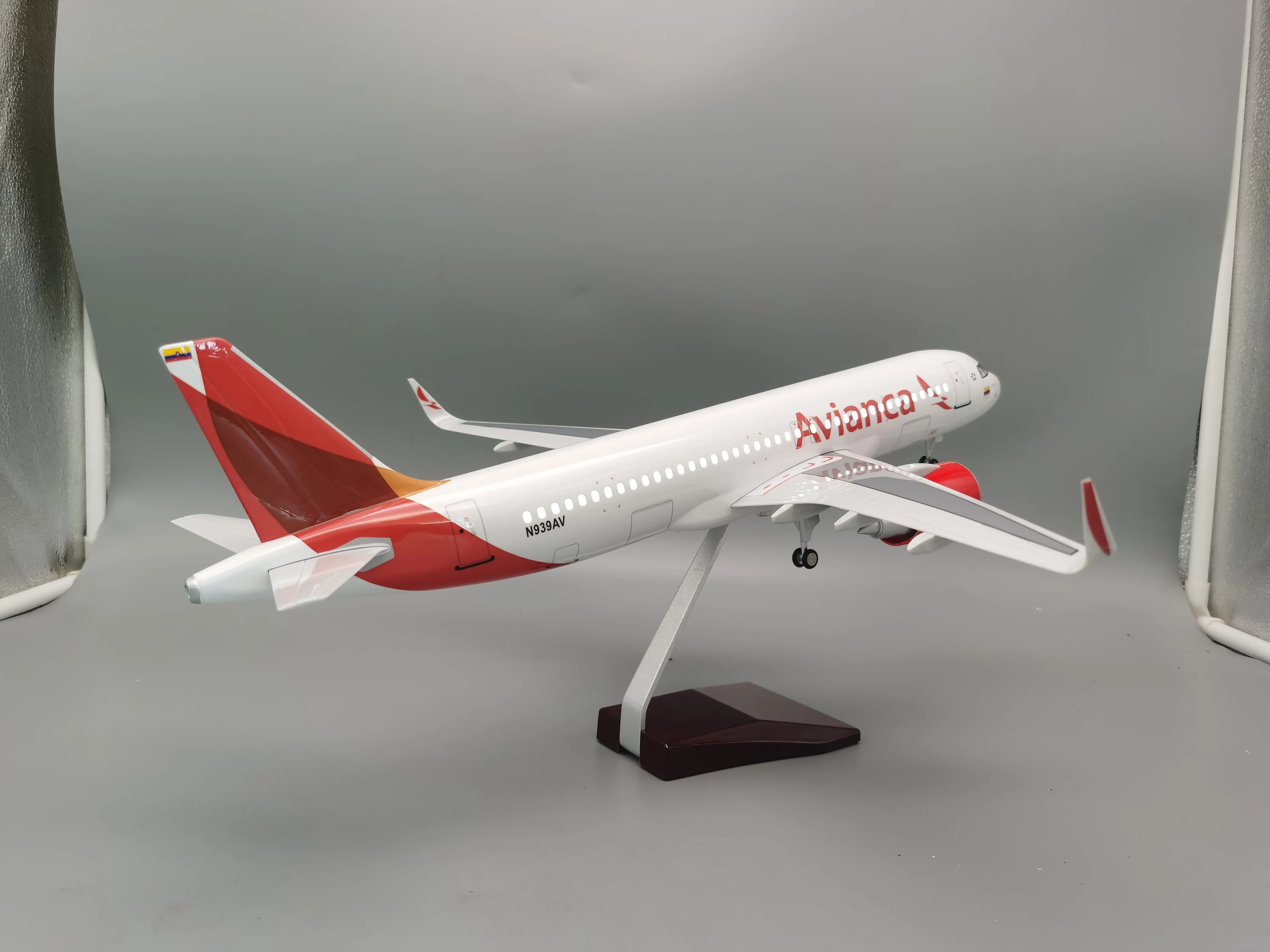 47CM 1:80 Scale Model Aircraft Airbus A320 Colombia Avianca Airlines LED Light Die-casting Machine Collected As A Gift Decor