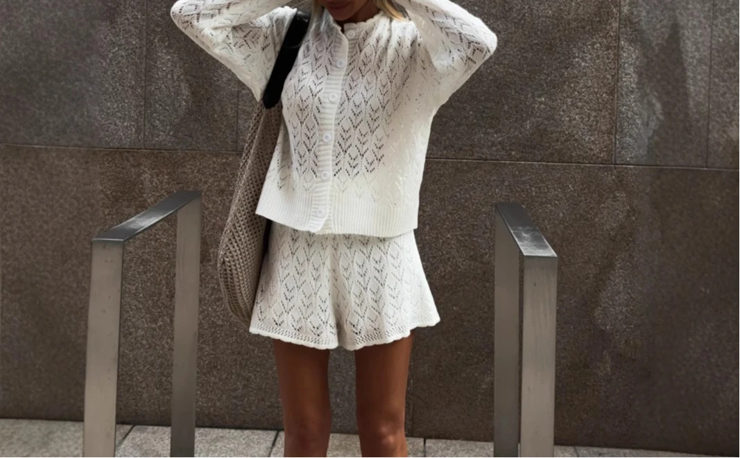 Giacca francese sottile con fiori all'uncinetto ritagliati pre-autunno Maglieria Design Sense Set Cardigan con scollo a V pigro di nicchia Vibe