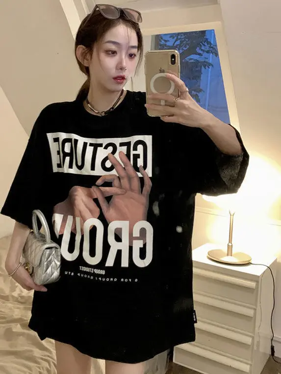 

Black short sleeved T shirt for women with niche design missing summer bottoms, oversize European goods large format tops trend