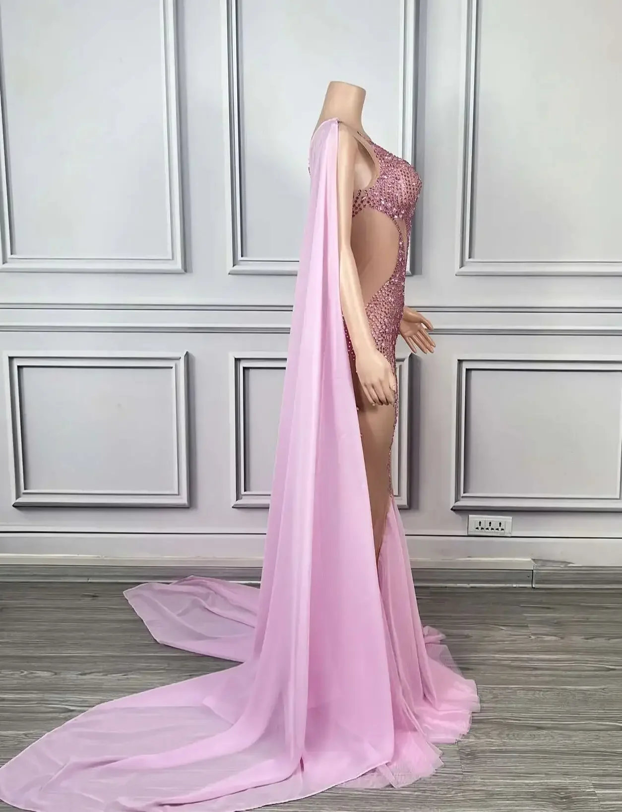 Abito da compleanno rosa Abito da ballo elegante da donna con mantello Festeggia il ballo di fine anno Abito da regina a coda di pesce in stoffa con strass