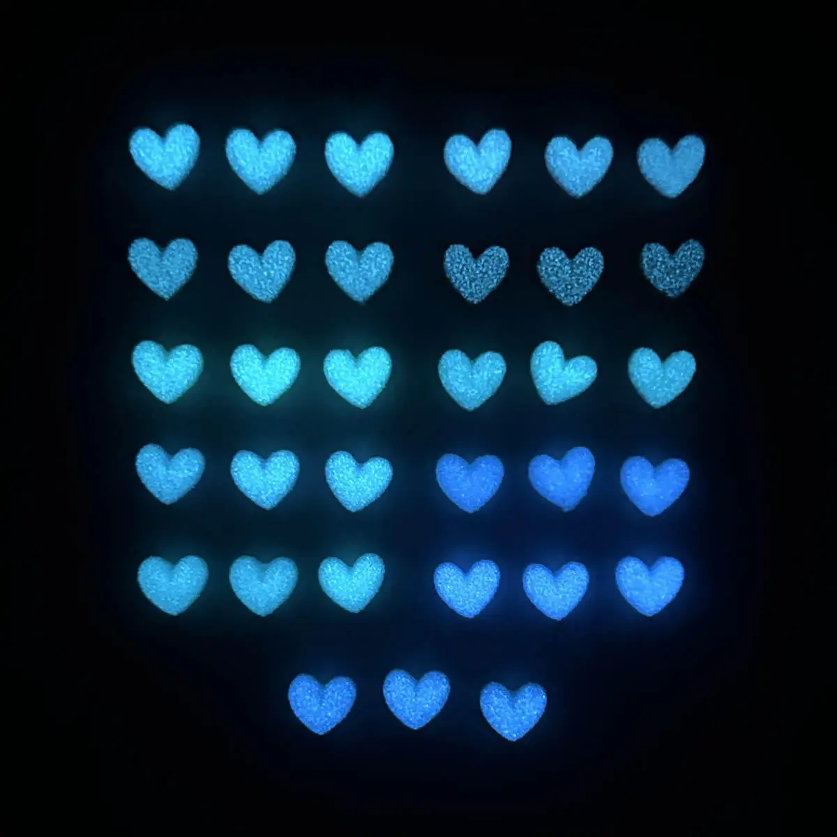 50 個かわいい漫画暗闇で光る樹脂ハートネイルチャームマカロンカラーハートネイルアートデコレーションマニキュア DIY アクセサリー