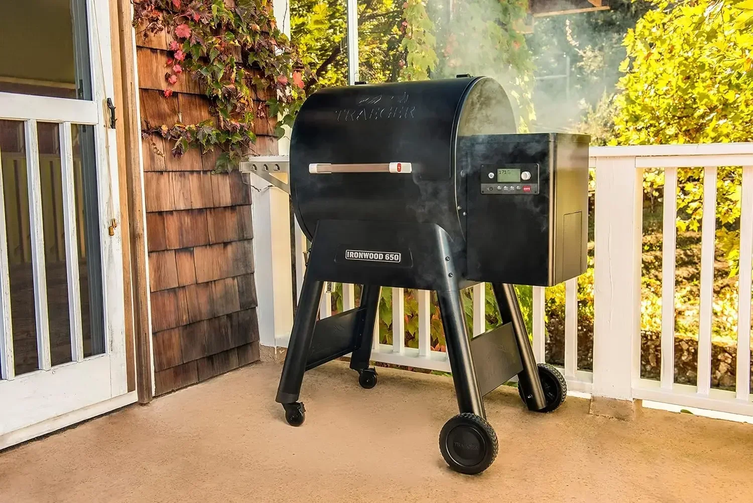 Traeger Grills Ironwood 650 Grelha elétrica de pelota de madeira e fumante, preta, área de cozimento de 650 polegadas quadradas, 500 graus máximo