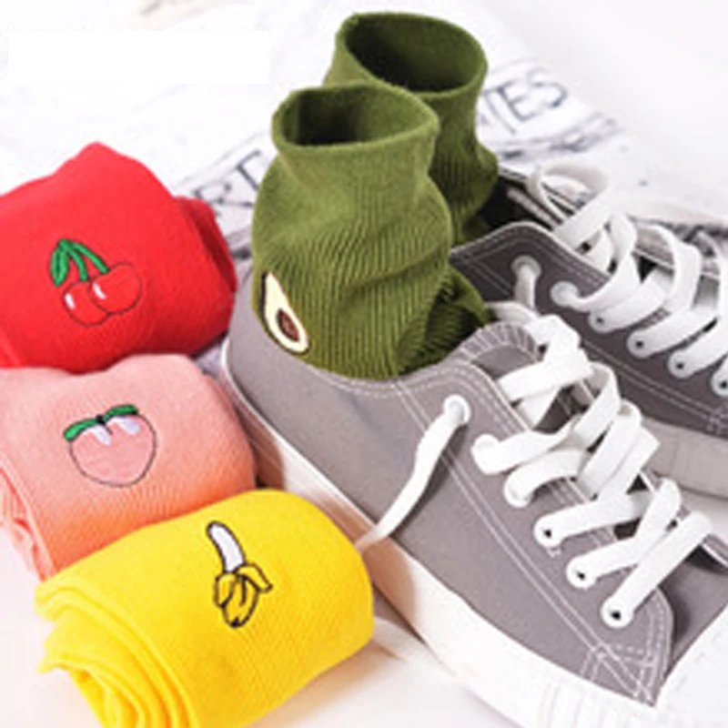 Calcetines con estampado de frutas de colores pastel para mujer y niña, con diseños de manzana, plátano y cereza, venta al por mayor, para uso diario, en rosa, rojo, verde y amarillo.