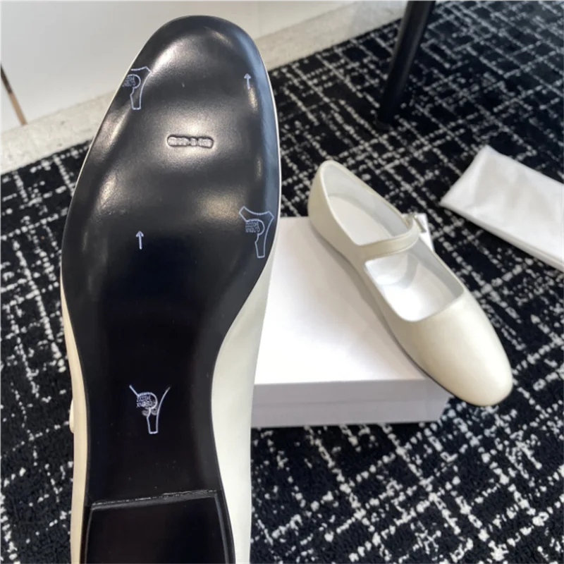 The new ballet flats allow you to showcase a lively and fashionable style while walking, adding a touch of fun to your steps