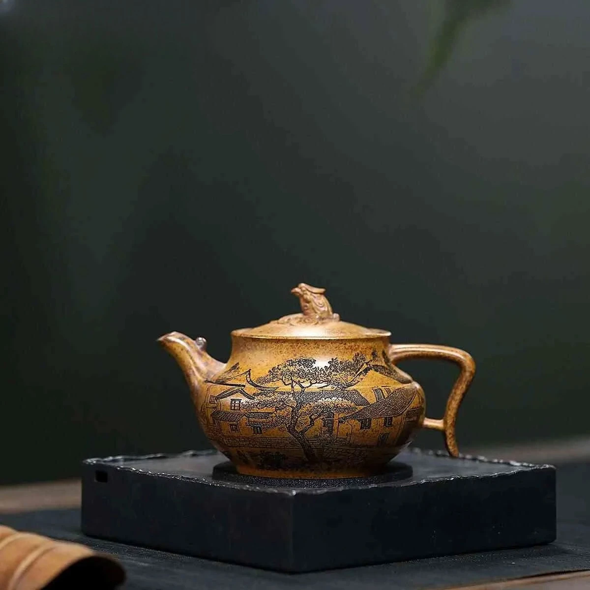 

Чайник из исинской фиолетовой глины 280 мл, подлинный, ручной работы известного мастера, с крышкой в виде Феникса, из необработанной руды, золотистого песка и глины, набор для чаепития Zisha