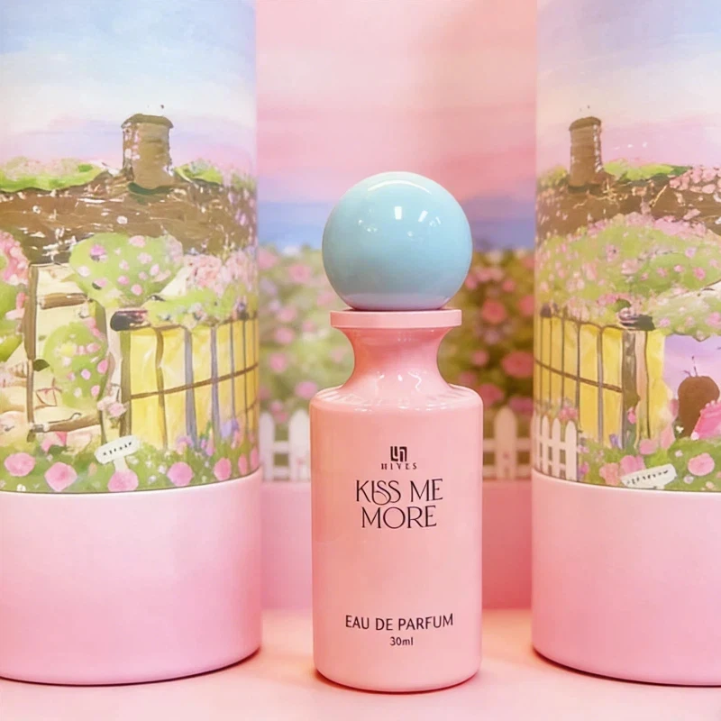 

Элитный цилиндрический подарочный набор: парфюм с нотами розы, бергамота, граната, сандала. Фруктово-древесный аромат. Элегантная женская туалетная вода.