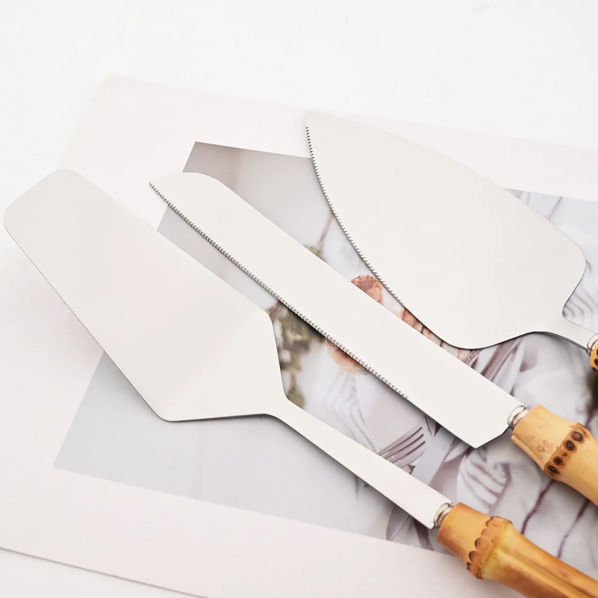 1/2 قطعة كعكة سكين مجرفة خدمة مجموعة أدوات المائدة مقبض الخيزران أواني الطعام مجموعة مرآة أدوات مائدة من الفولاذ المقاوم للصدأ أدوات المائدة المطبخ