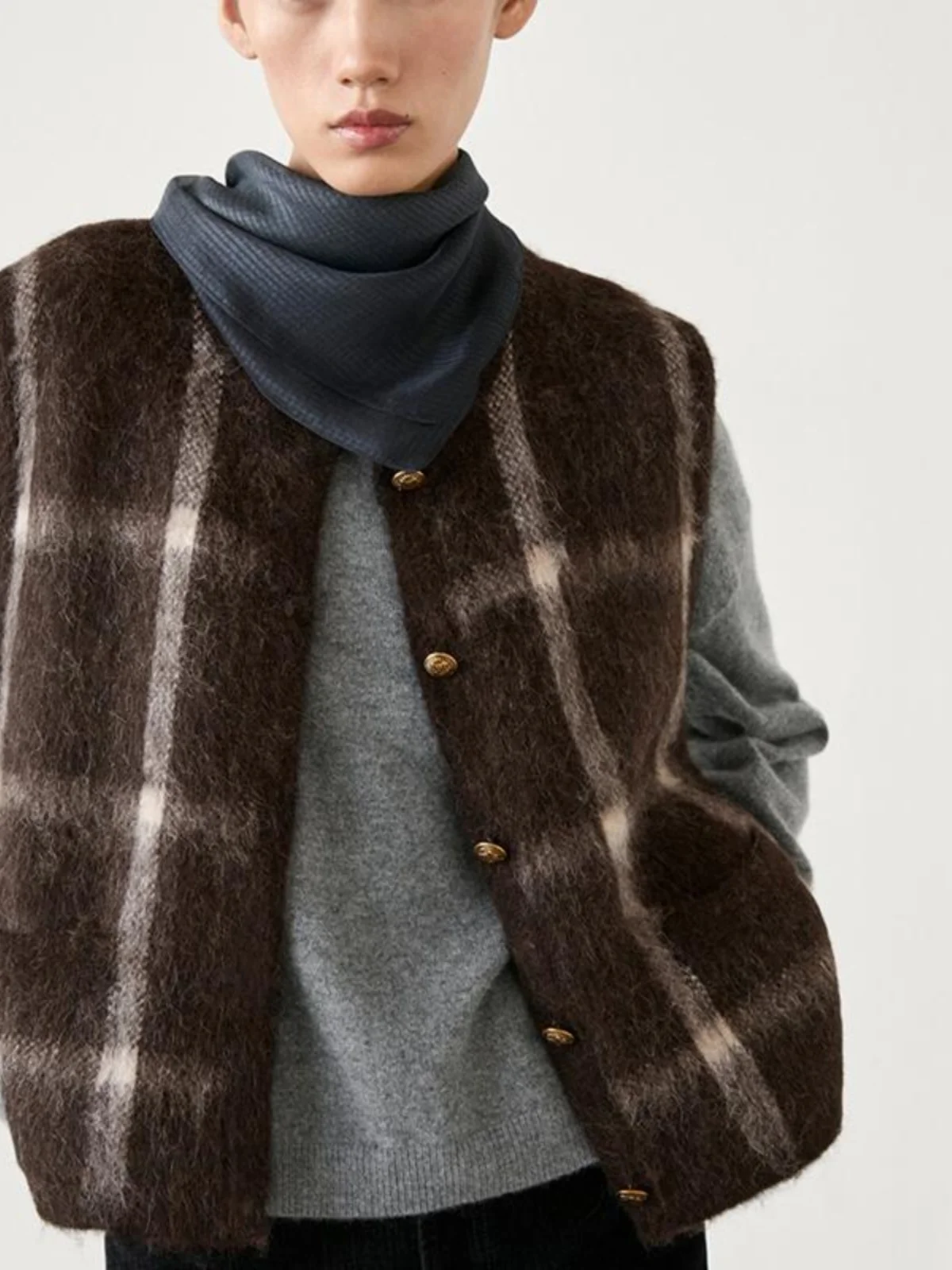 سترة محبوكة أنيقة بياقة مستديرة بنمط مربعات بني جديدة لخريف وشتاء ملابس نسائية للعمل بتصميم عادي