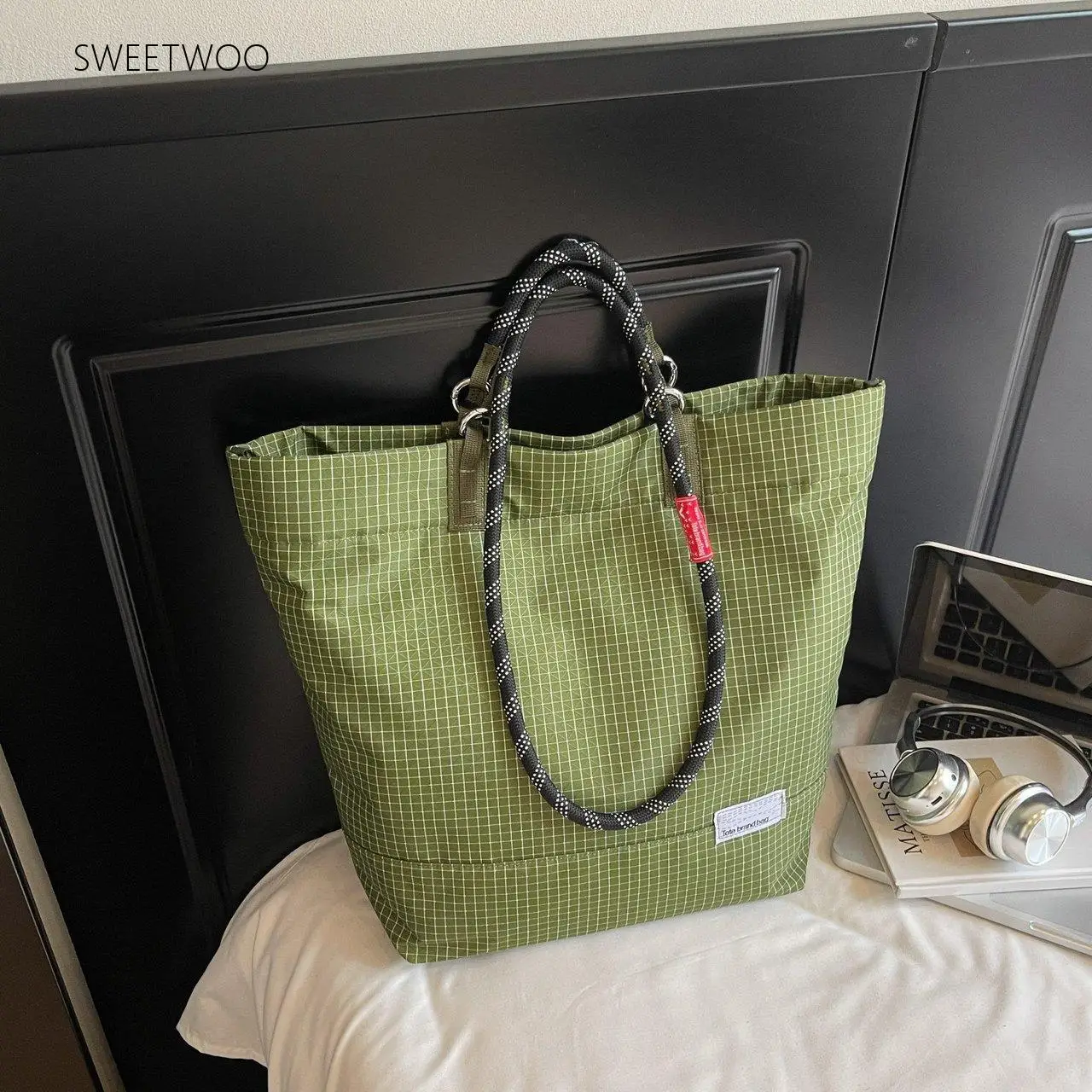Grid Pattern Tote Bag with Thick Rope Handle Large Capacity Zipper Closure Casual Canvas Shoulder Bag for Work and Daily Commute