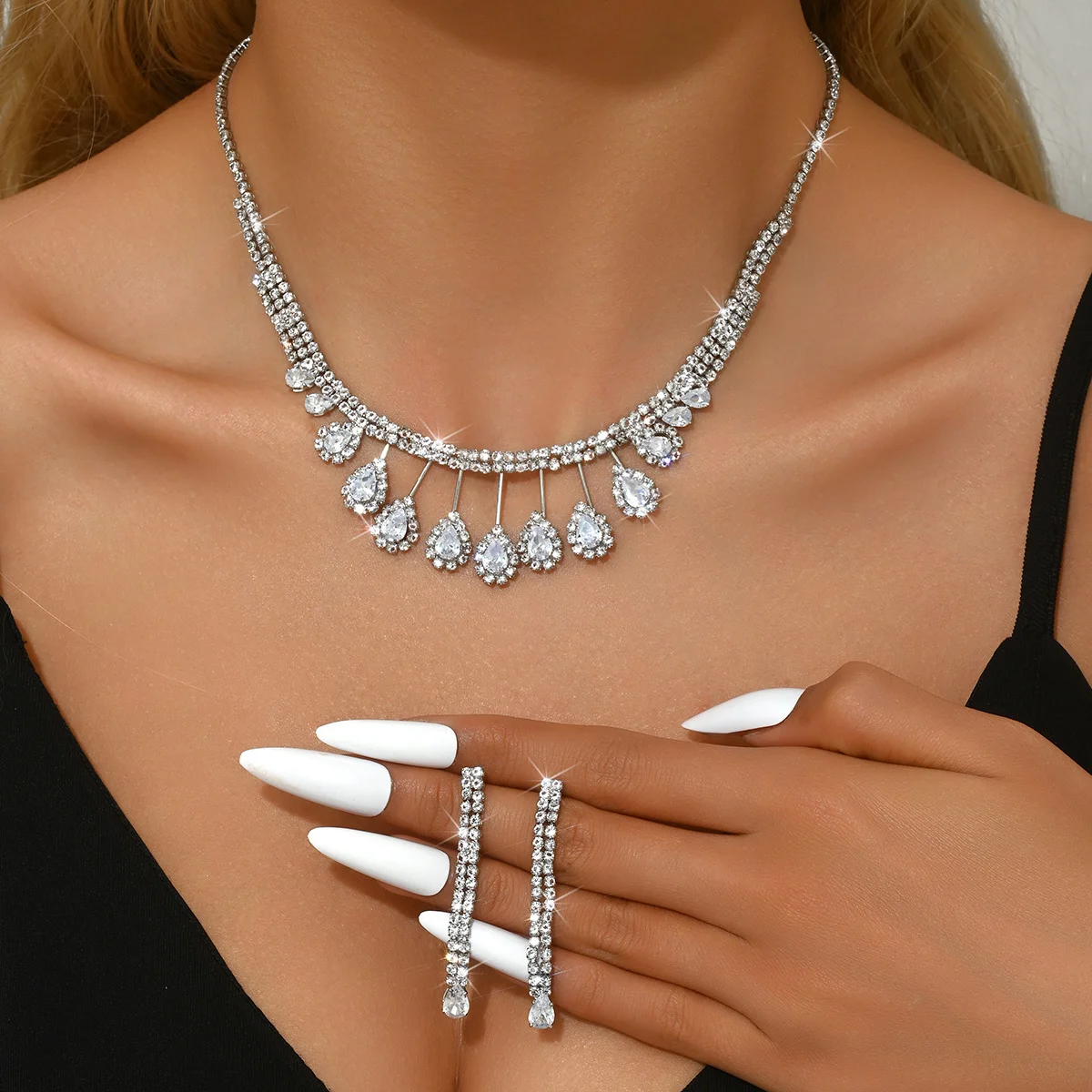 

Exquisite and simple two-piece set of necklace and earrings, suitable for all occasions, fashionable dress accessories