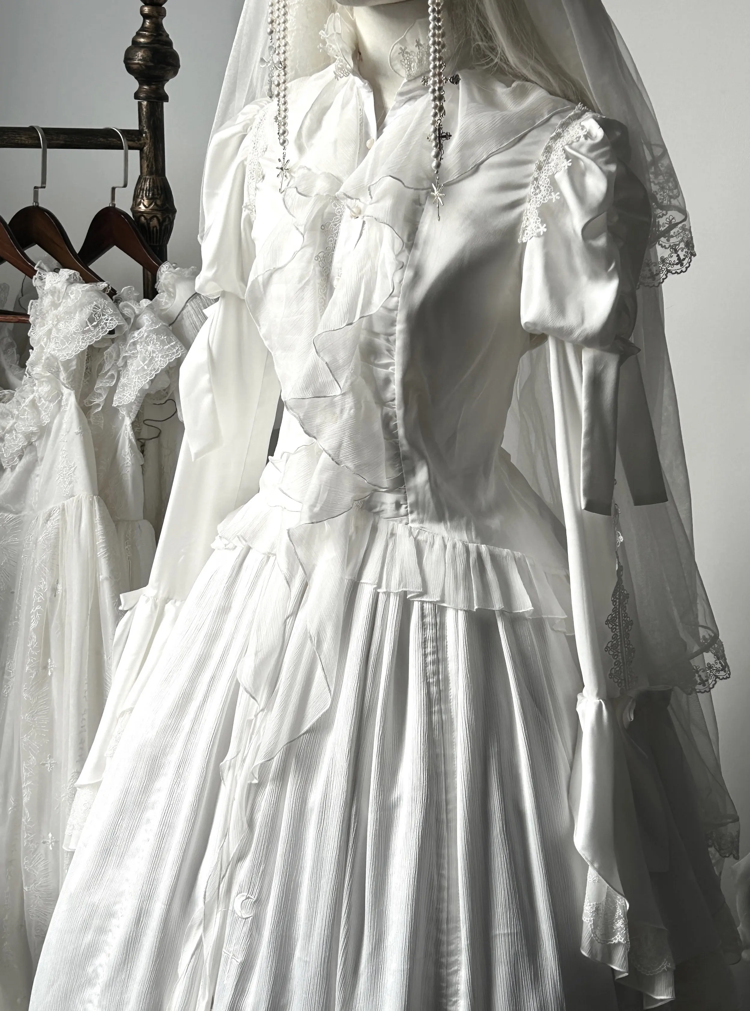 

Dragon Bone — блузка в стиле готической Лолиты, нестандартный подол с воланами «ласточкин хвост» от ZJstory