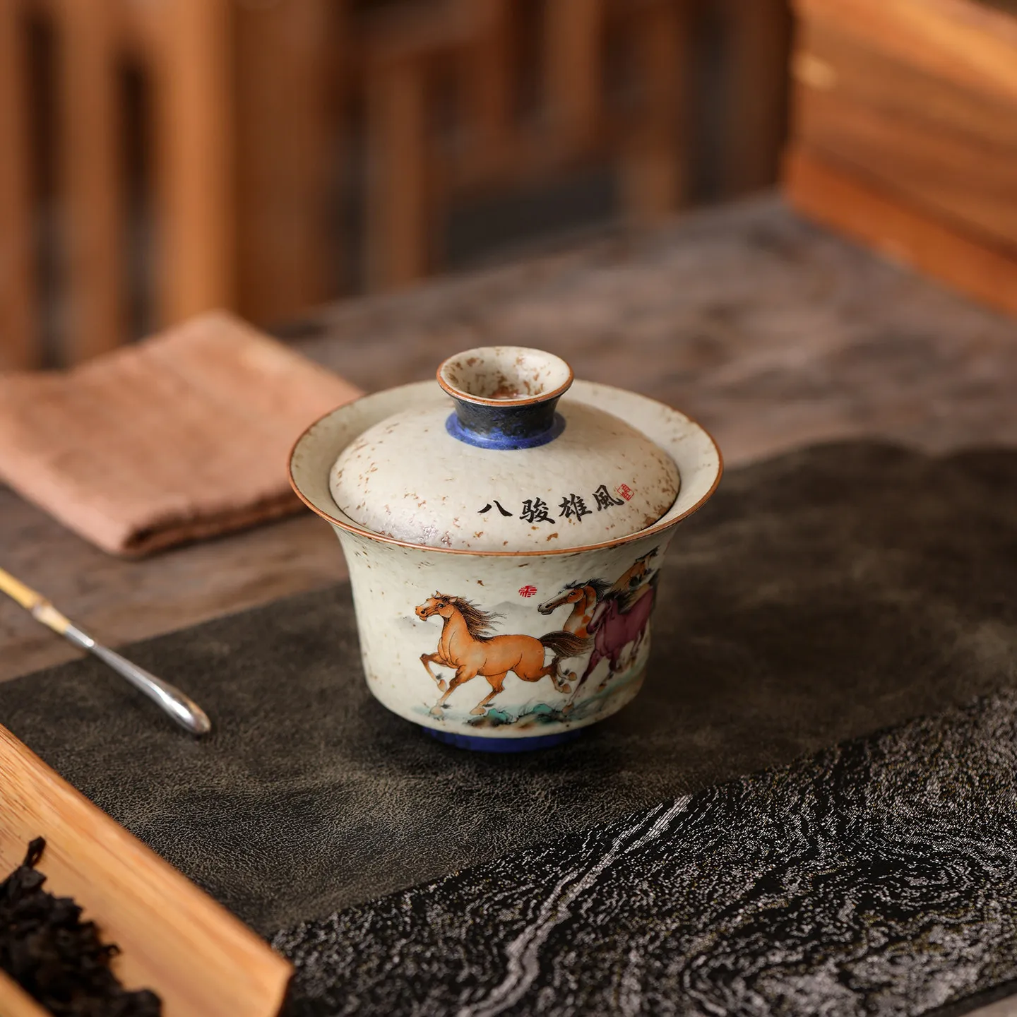 Blue White Flint Red Horse Theme Gaiwan, Large Lidded Ceramic Brewer supplied in a Presentation Box with Classic Styling