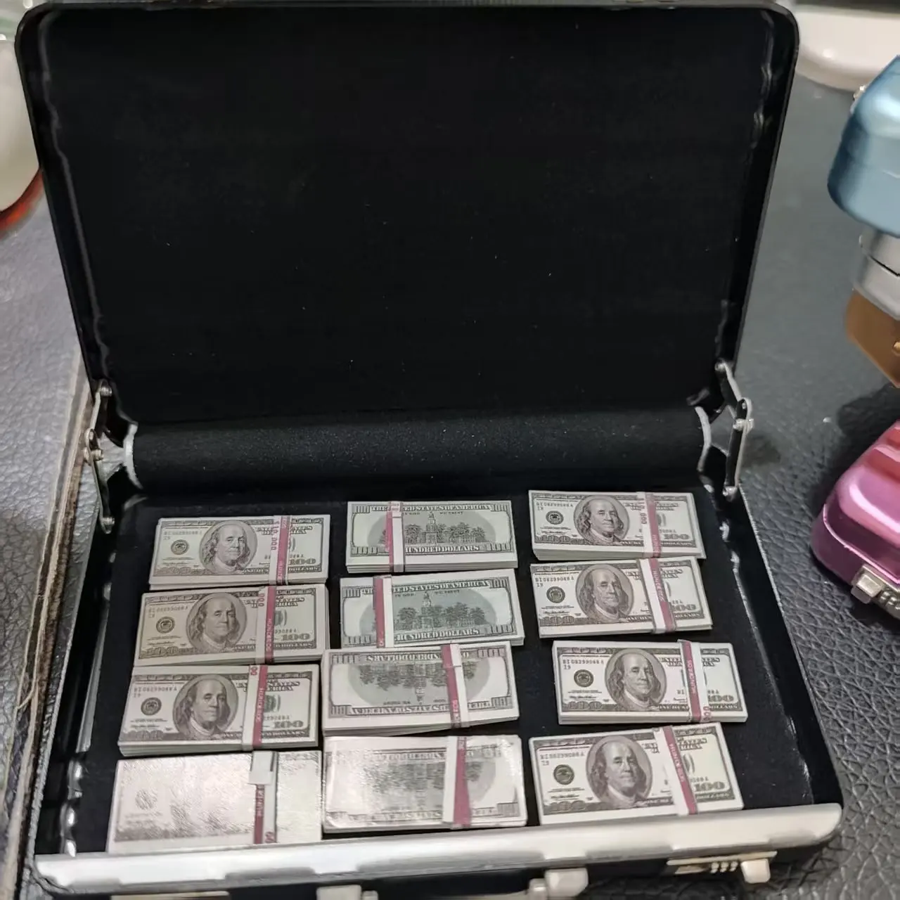 

1:6 Sca, аксессуар для экшн-фигурки, портативный чемодан, модель цвета, случайный + США, 20 связок, набор, коробка, товары для доллара, горячие игрушки-фигурки 1/6