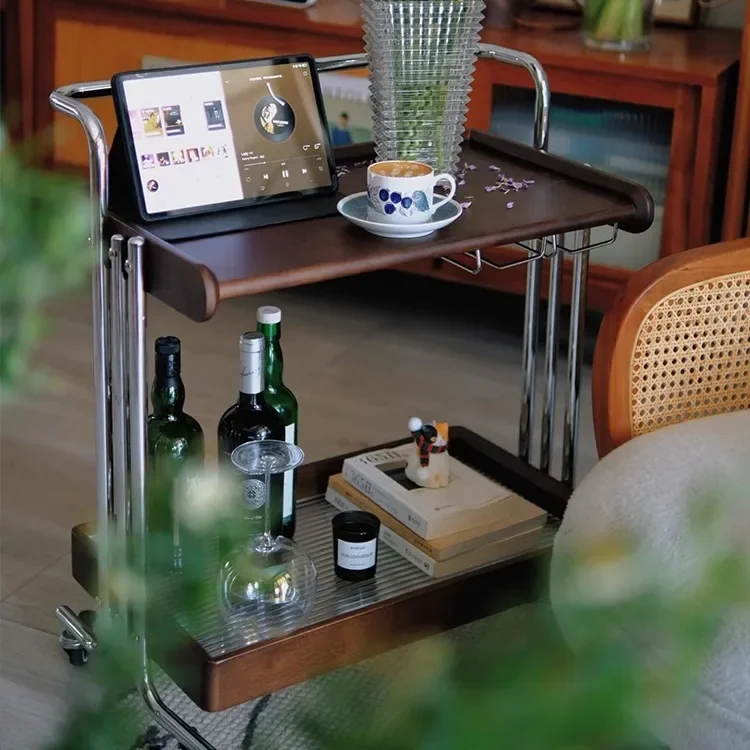 طاولة قهوة من الخشب الصلب في العصور الوسطى قابلة للإزالة بجانب الأريكة وعدد قليل من خزانة جانبية من خشب الجوز وغرفة المعيشة ورف بجانب السرير