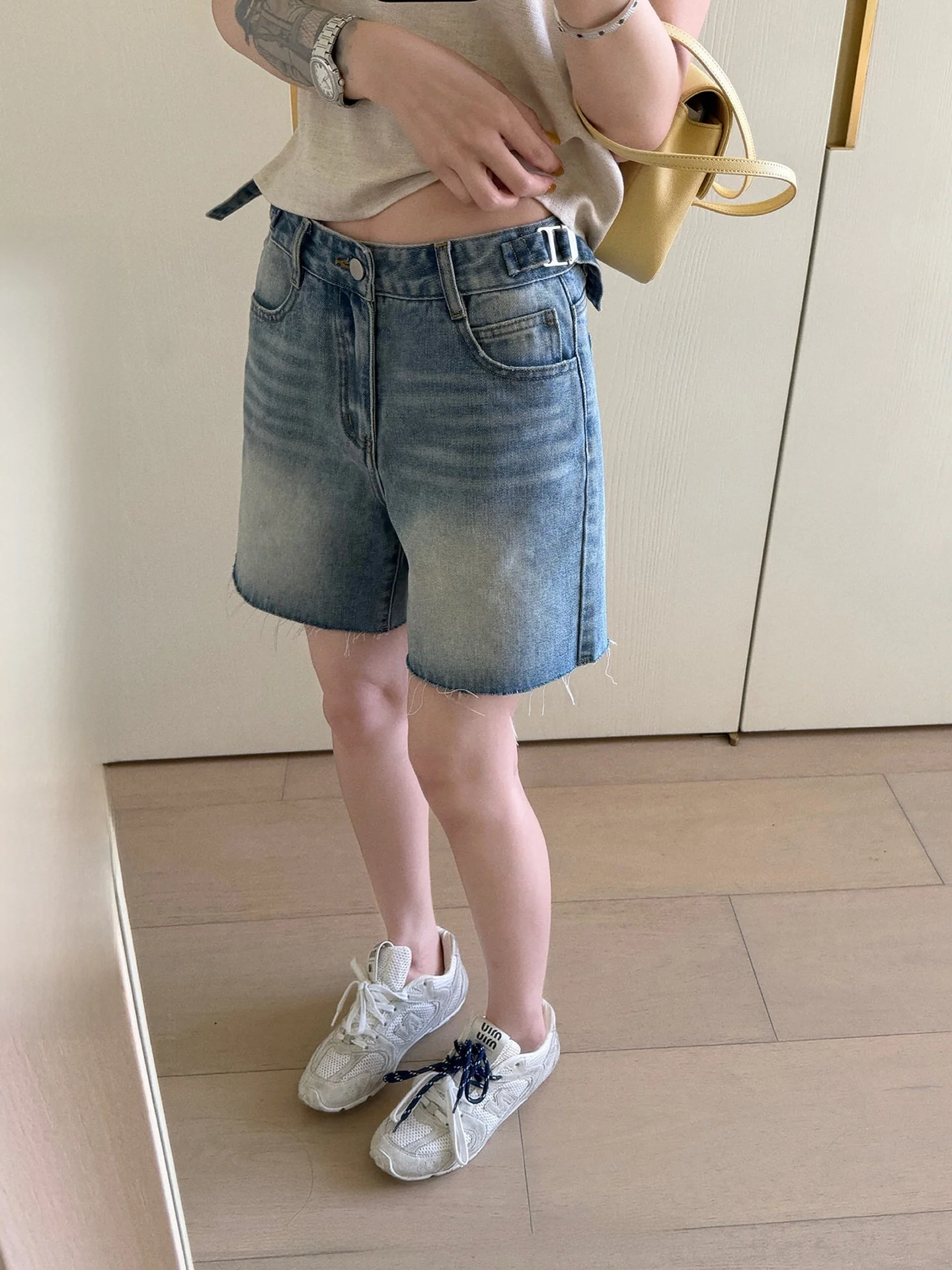 Light Wash Distressed Wide Leg Jeans Women's Summer New Casual Versatile Loose Shorts Low Waist Button Closure Casual Jeans