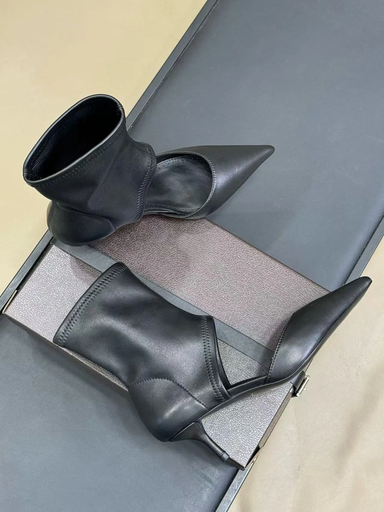 Botas legais para mulheres 2025 verão novo estilo apontado, fino, temperamento sexy versátil botas curtas de salto alto