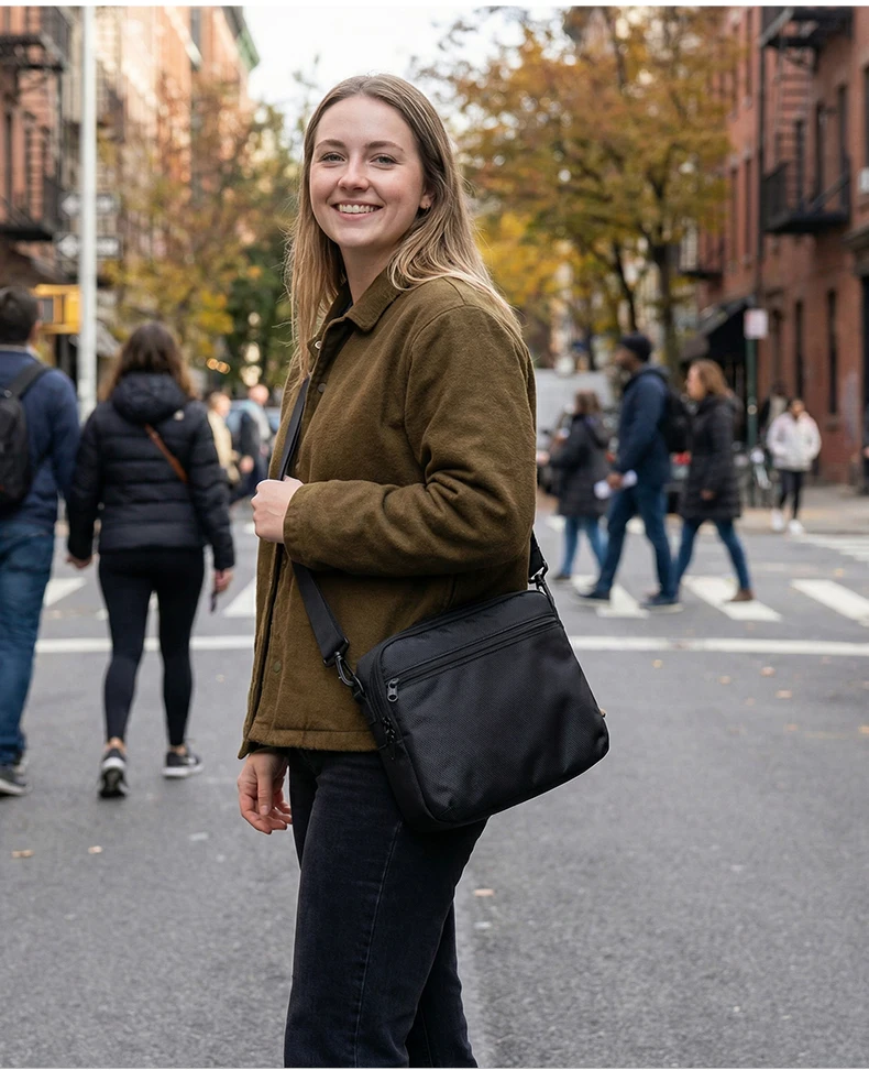 

This storage case is designed for all-in-one DVD players with 9.5- to 10.5-inch screens