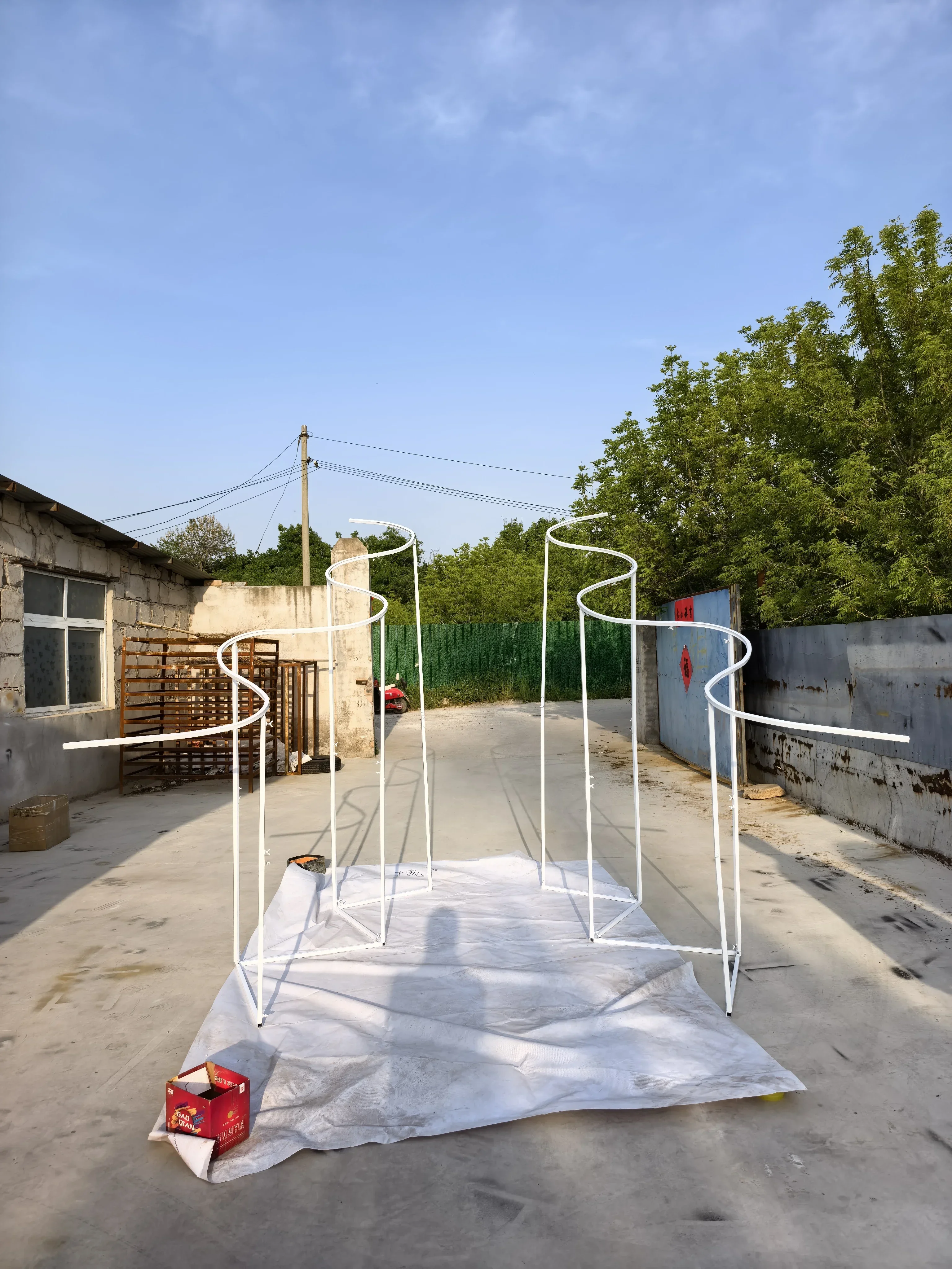 Stilvoller Wellenförmiger Rahmen 2-teilig Luxuriöser Hochzeitsbogen Hintergrundständer Maßgefertigte Dekoration für Outdoor-Partys und Events Goldene Metallstruktur Flora – Detail 13