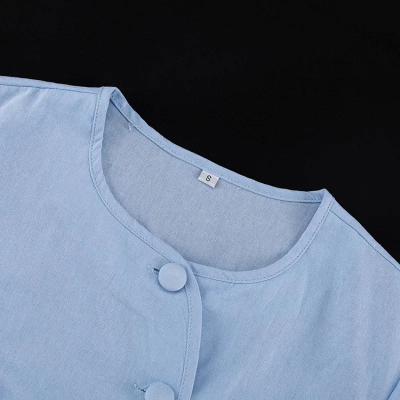 Elegantes 2-teiliges Damen-Kleiderset im Y2K-Stil: Kurzärmeliges Crop-Top und hochtaillierter Midirock mit Knopfleiste und Schlitz – Sommerliches Freizeit-Set – Detail 6