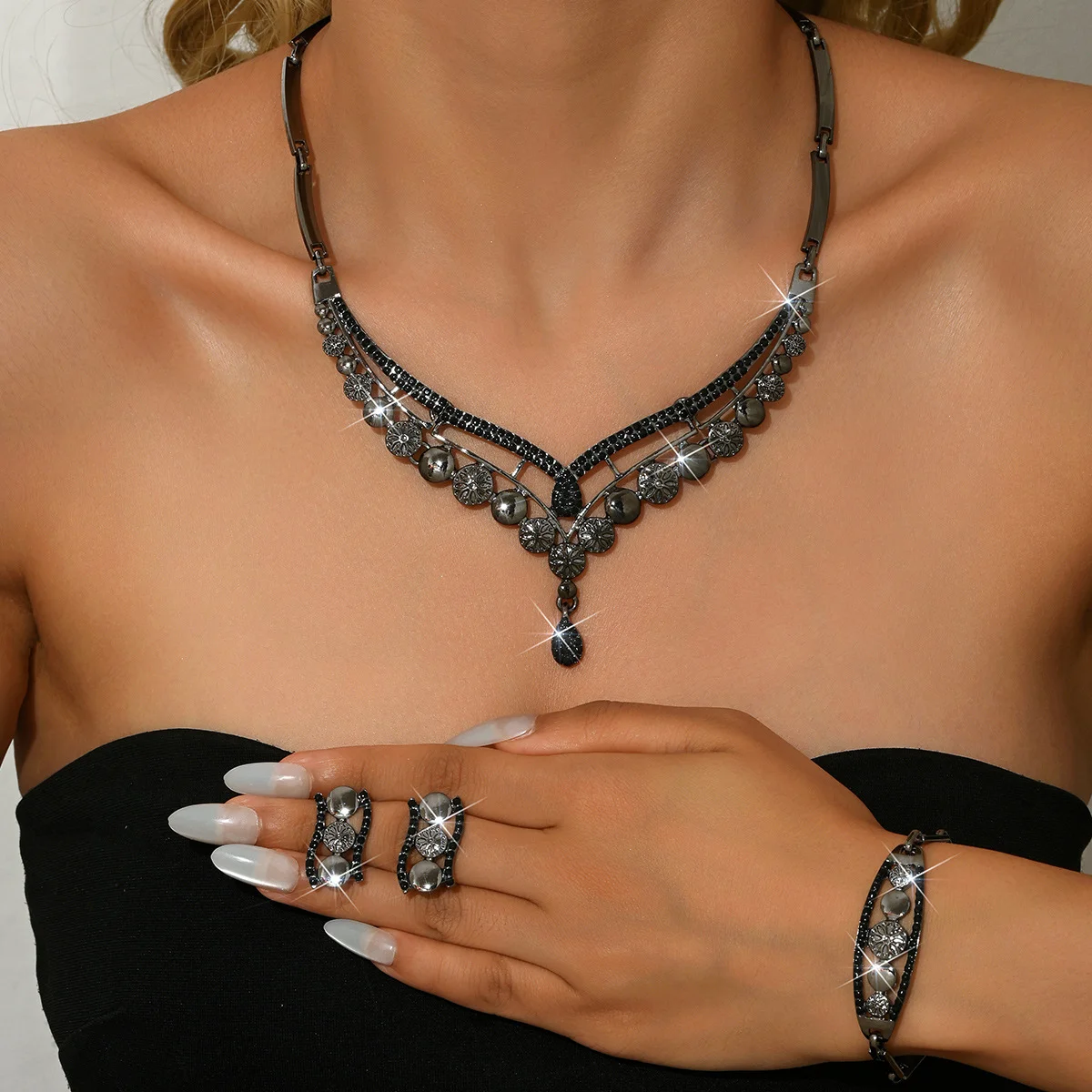 

Popular necklace, earrings and bracelet luxury alloy three-piece jewelry set. A gift of jewelry for a friend