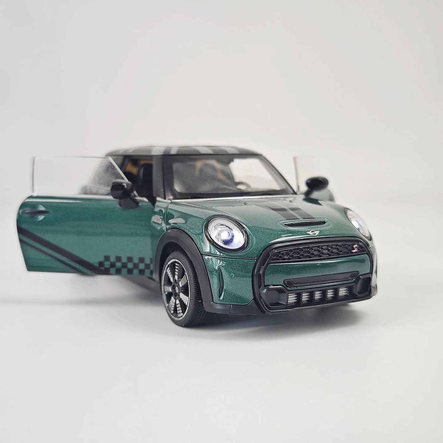 1:24 simulation BMW mini Cooper S alloy car model, doors and engine hood, trunk can be opened suitable for collection