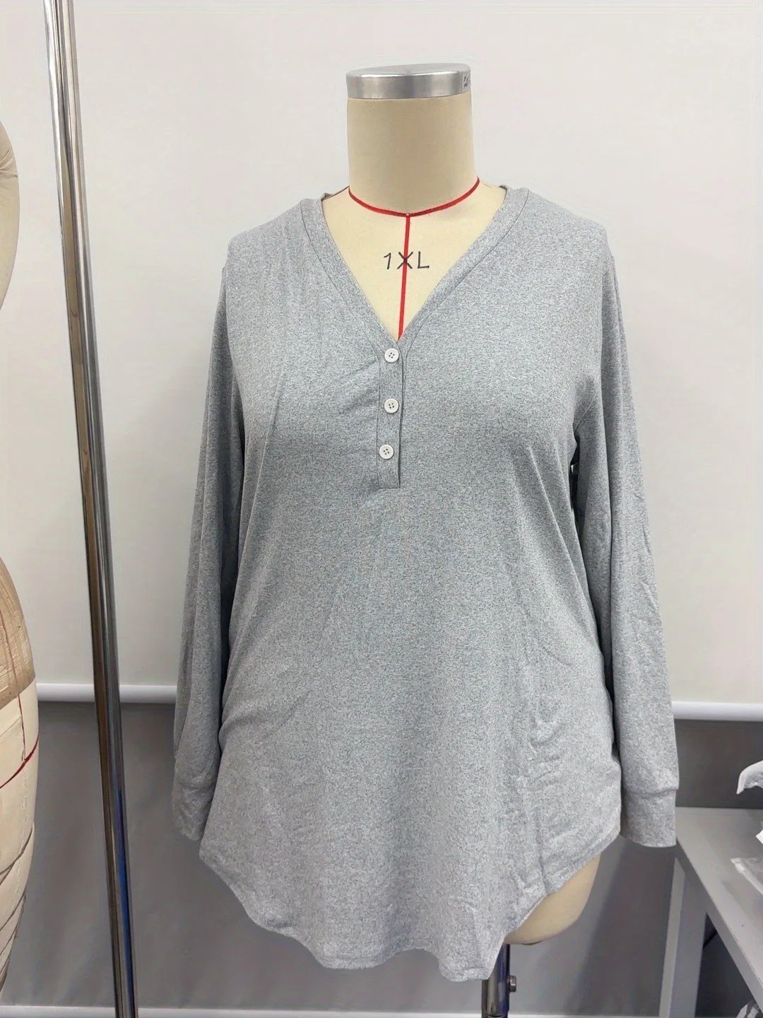 بلوزة نسائية أنيقة للخريف والشتاء بمقاس كبير بأكمام طويلة مع رقبة على شكل حرف V للتنقل، فضفاضة ومريحة