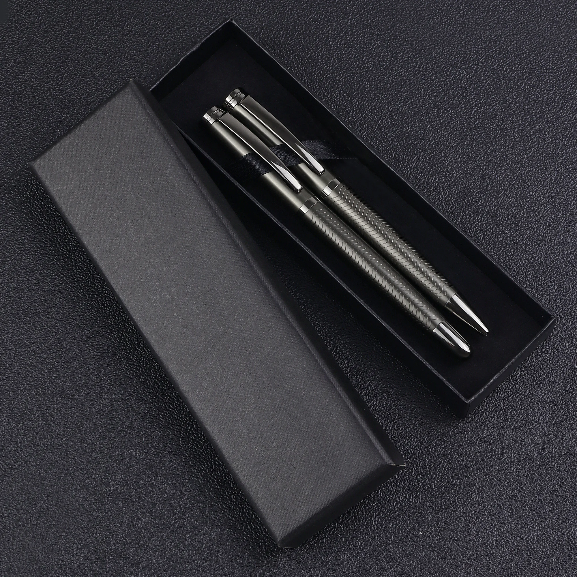 2 Stück/1 Set Stift mit grauem Gunmetal-Drachenschuppen-Design – Enthält 1 Kugelschreiber und 1 Rollerball-Stift – Für den geschäftlichen Gebrauch – Schwarze Tinte – Detail 5