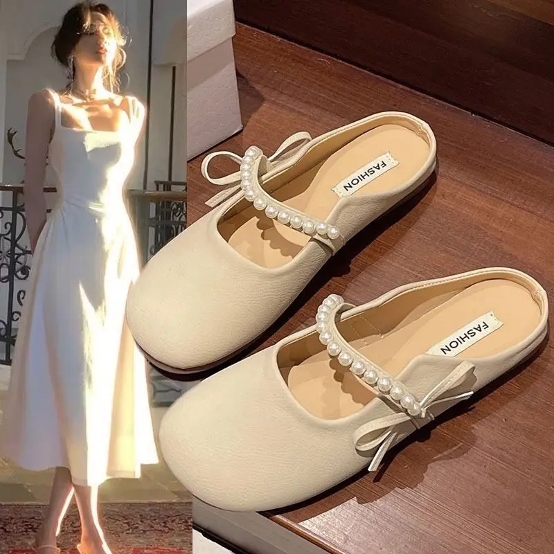 Novo chinelo de dedo com laço de pérolas, estilo francês, anti-odor, para usar com saia, antiderrapante, para praia, verão 2026