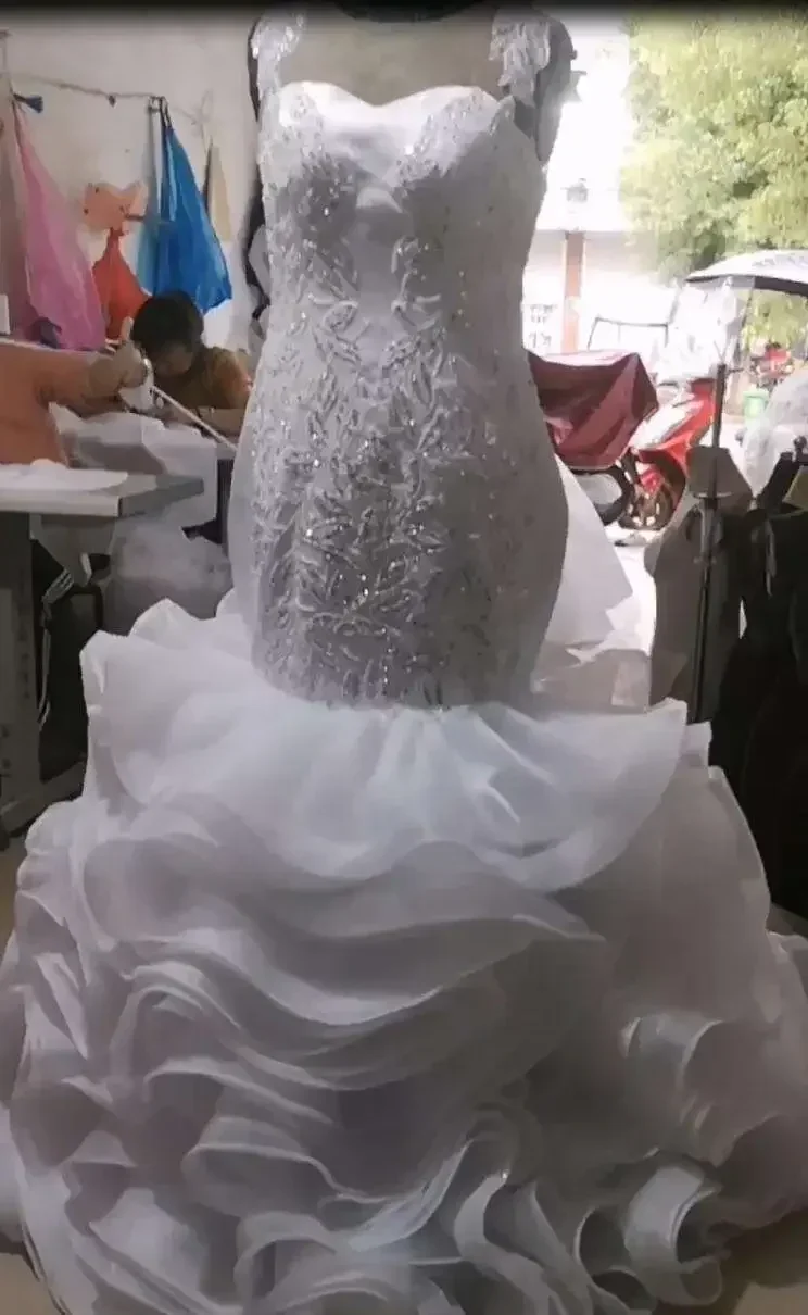 ชุดแต่งงานเจ้าสาวแบบแอฟริกันสั่งตัดพิเศษ ผ้าลูกไม้ปักเลื่อมระบายชั้นๆ ผ้าทูลล์ แขนกุด