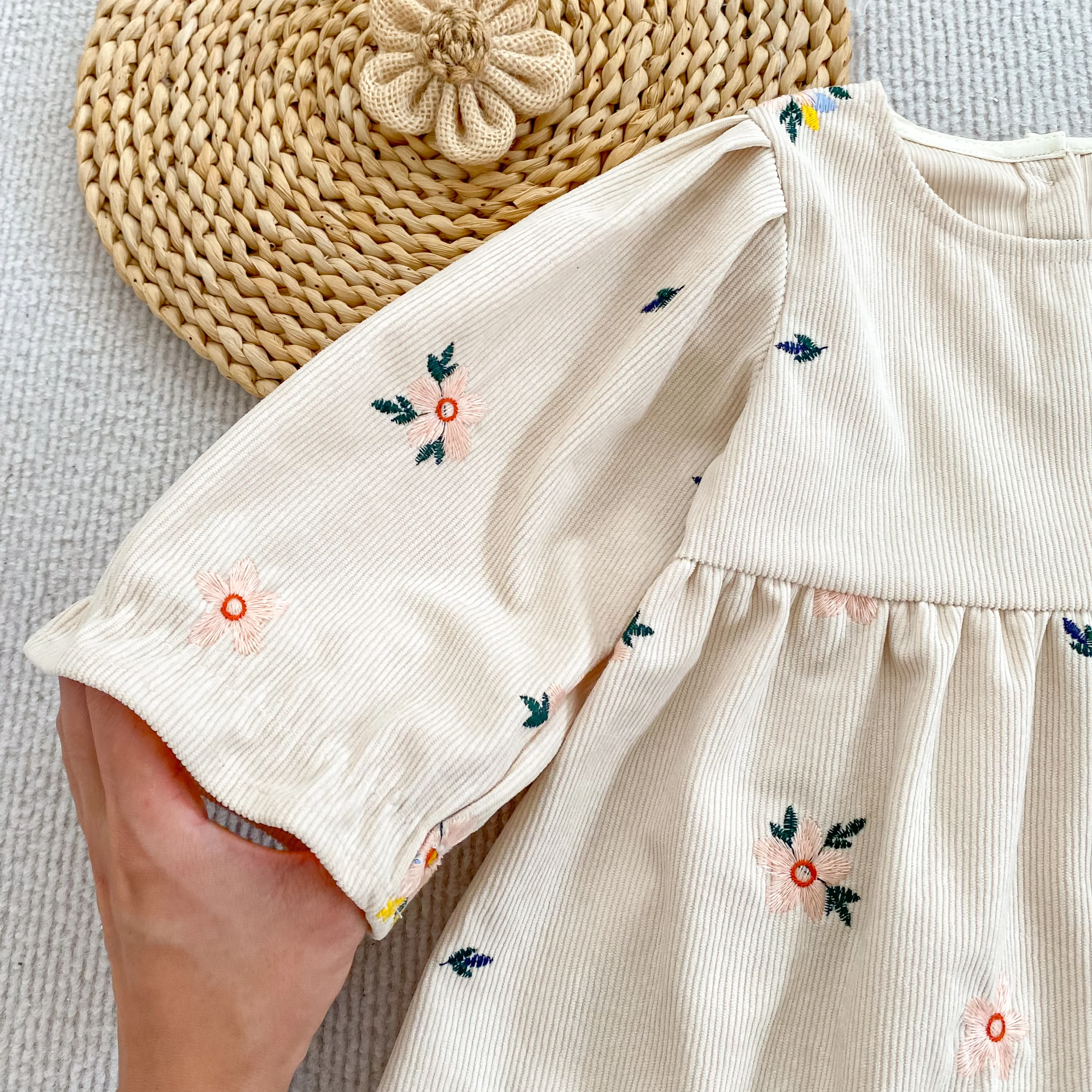 2026 Neues Herbst-Winter-Kleid für Mädchen 2-6 Jahre, Cordkleid mit Blumenstickerei, Langen Puffärmeln und Rundhalsausschnitt, A-Linien-Kleid – Detail 10