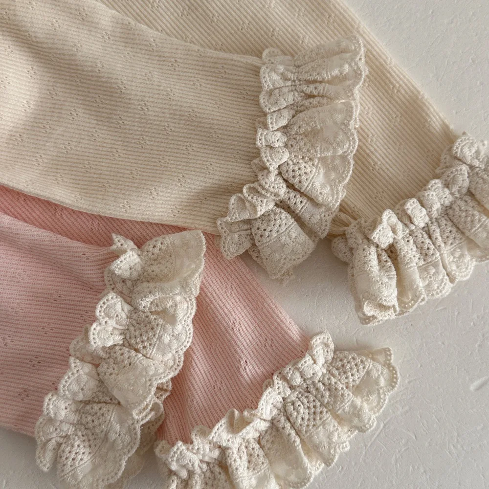 Sommer-Kinderkleidung: Schmal geschnittene Baumwollhosen für Mädchen mit Spitzenbesatz und feinen Noppenmuster – Hohle Pflaumenblüten-Hose – Detail 6