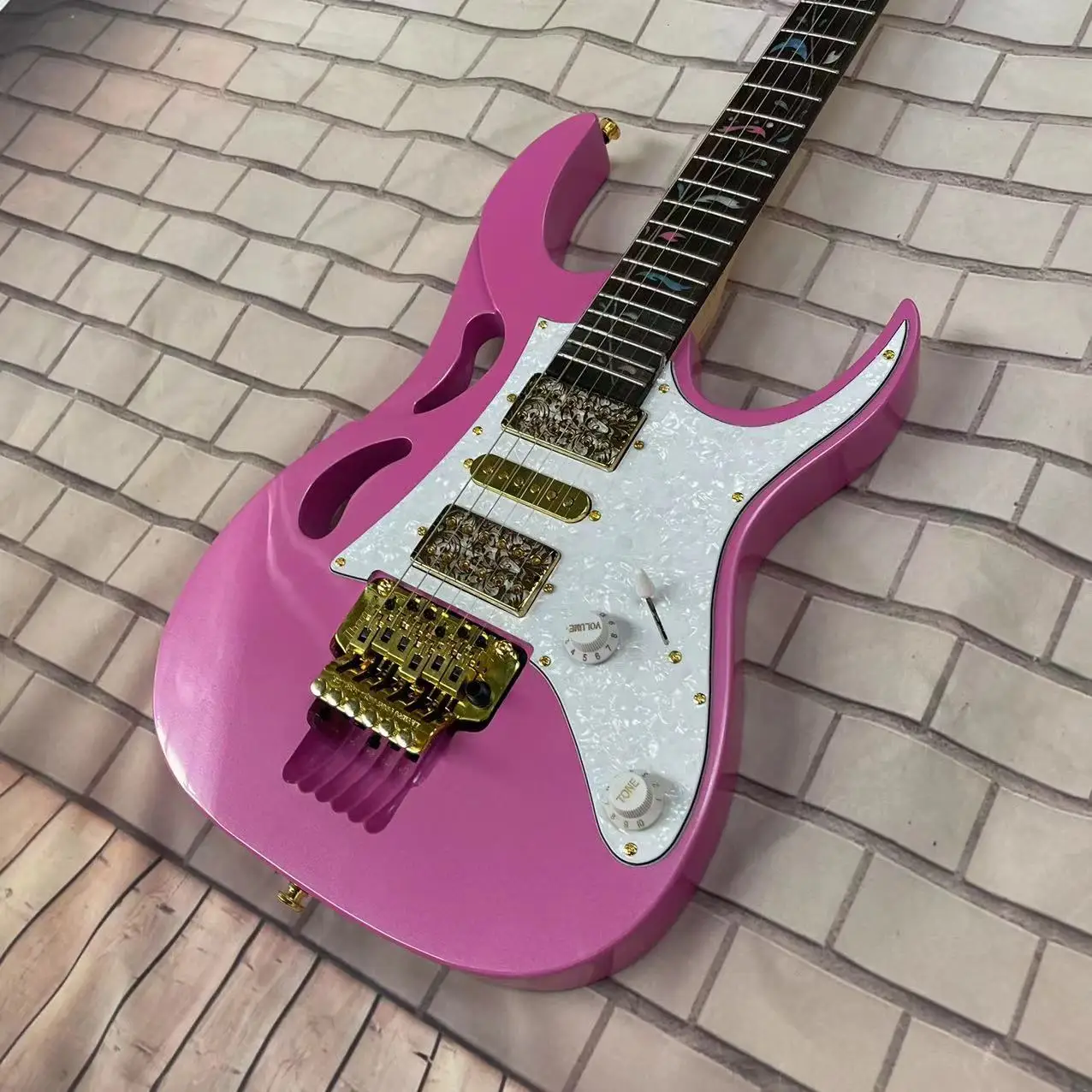 

New 6-string electric guitar split body electric guitar, metal pink body, high gloss, rose wood fingerboard, maple wood track, c