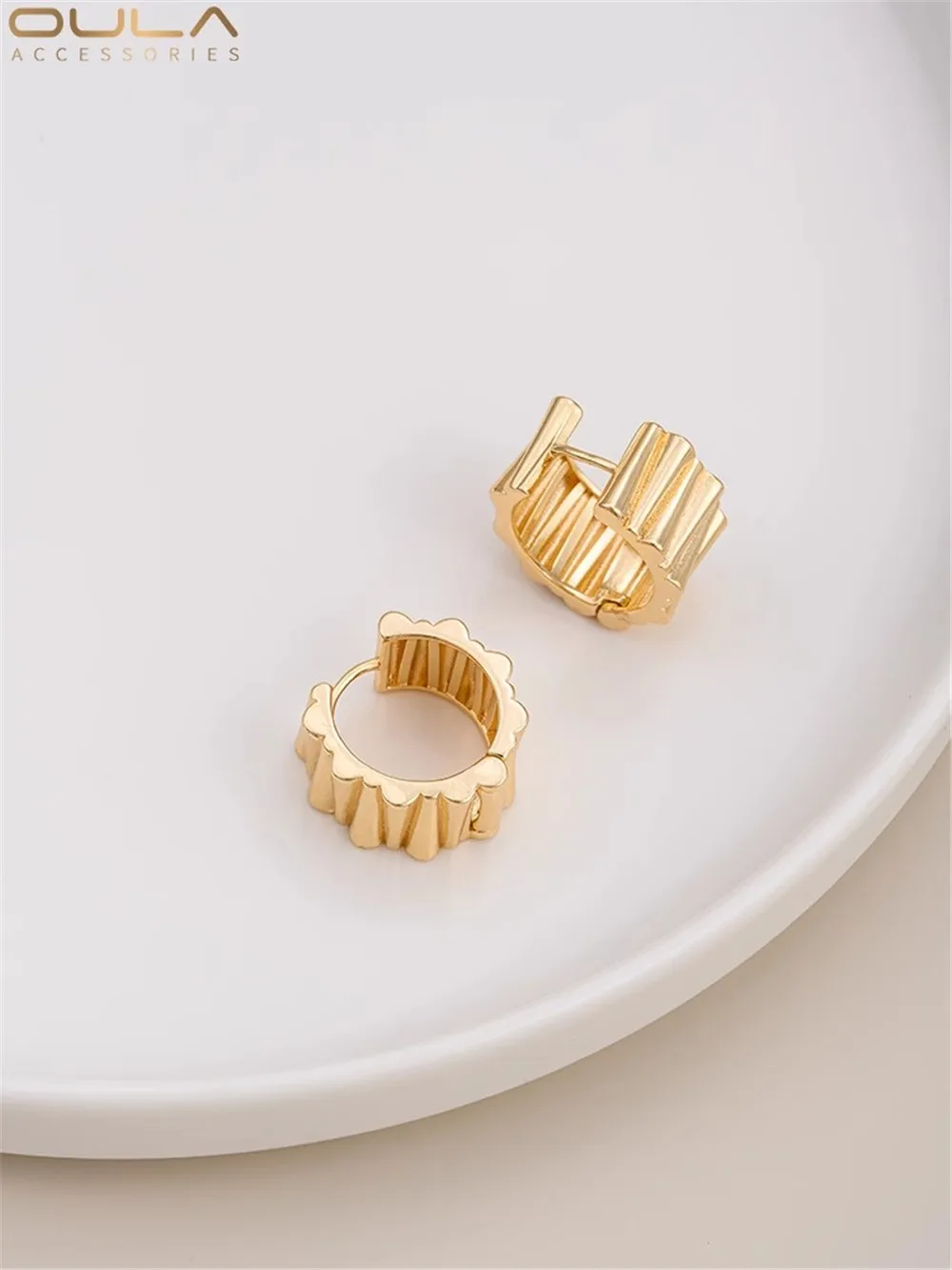 

14K Gold Wrapped Pleated C-ring Earrings Metallic Style High-grade French Ear Buckle Cold Wind Light Luxury Fashion Earrings