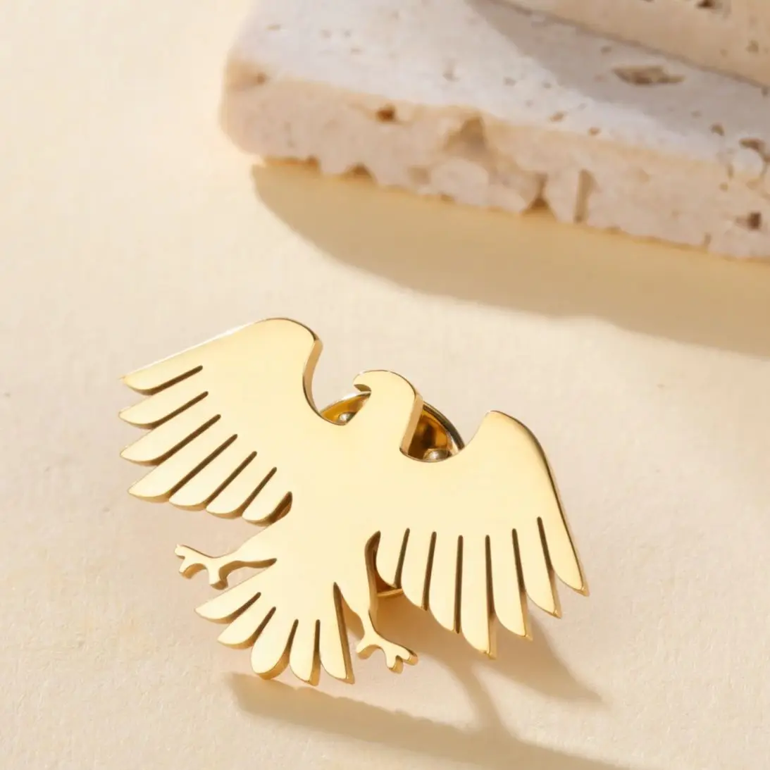 Teamer الذهب اللون النسر دبوس من الفولاذ المقاوم للصدأ بروش للنساء الرجال موضة مجوهرات بأشكال حيوانات هدية دعوى الملابس والاكسسوارات 2025 جديد