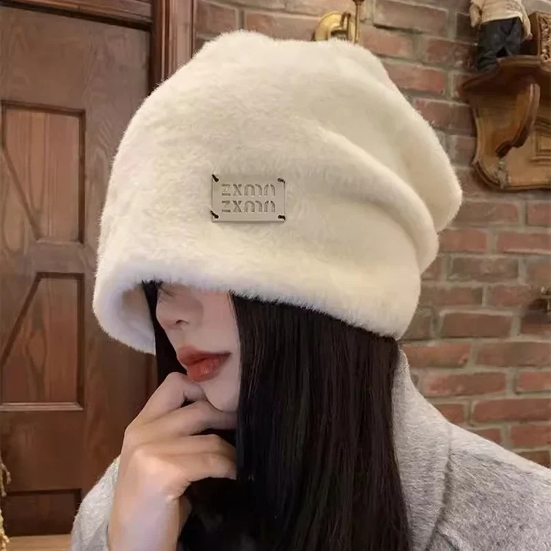 

Женские поддельные шапки-бини Skullies, теплые шапки, осенне-зимние полиэстеровые шапки 58-60 см, плюшевые металлические украшения с этикетками, свободная кепка