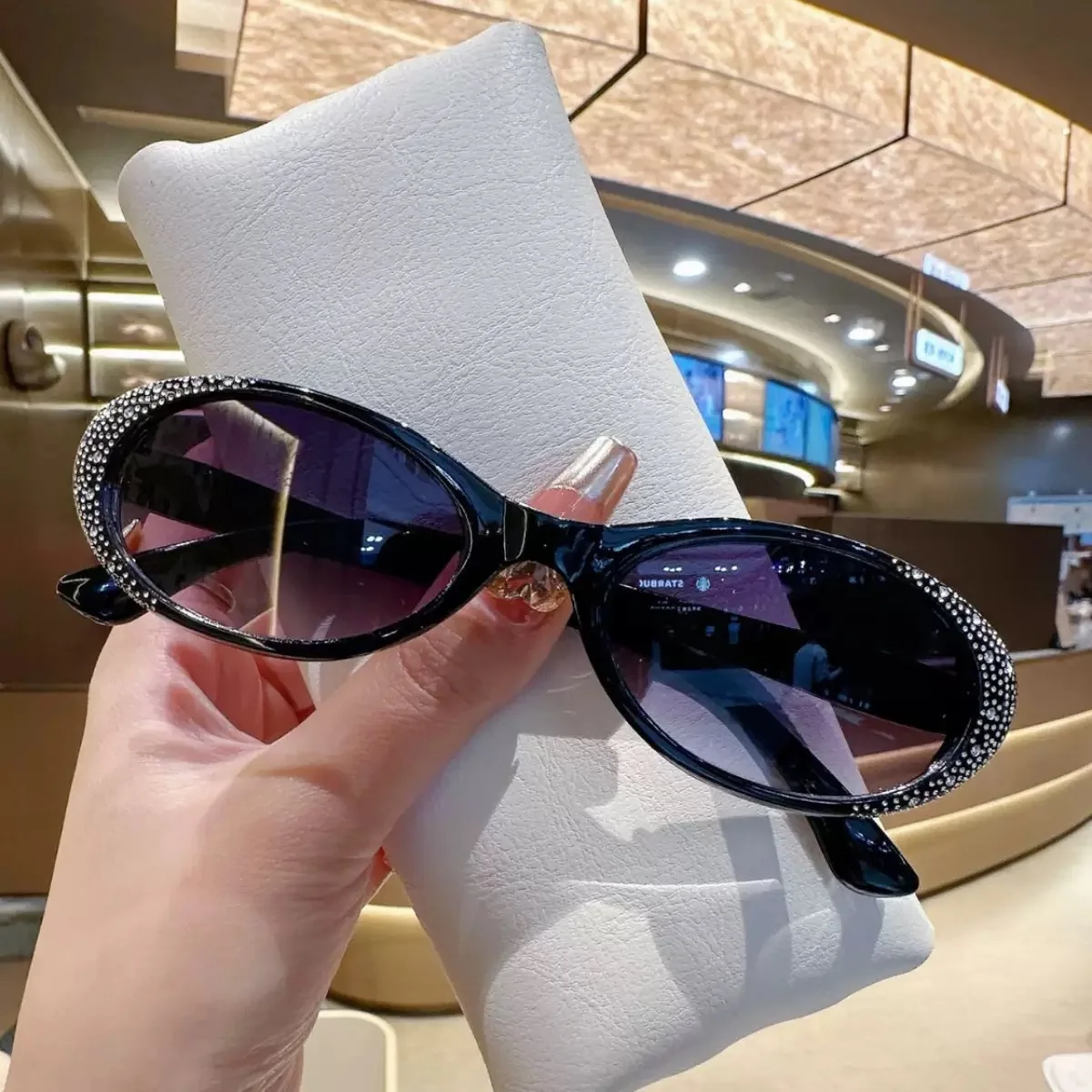 

Fashionable Diamond Studded Cat Eye Glasses Oval Frame UV Resistant Glasses Suitable for Fashionable Fishing and Travel Outfits