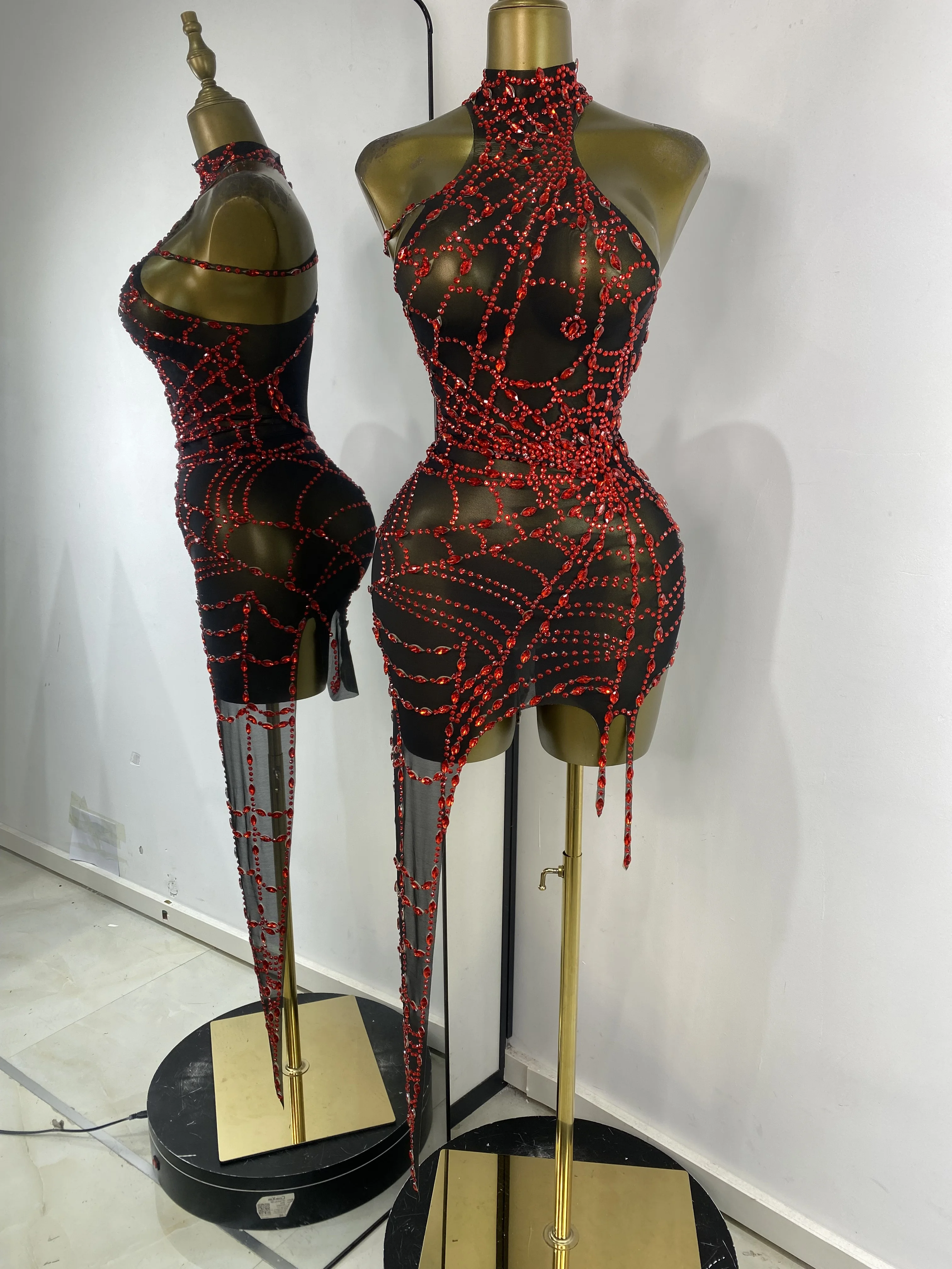 الجملة K-pop أزياء مسرحية أحجار الراين الحمراء شبكة سوداء قطع غير المتماثلة Bodycon البسيطة Nightbar نادي فساتين دروبشيب