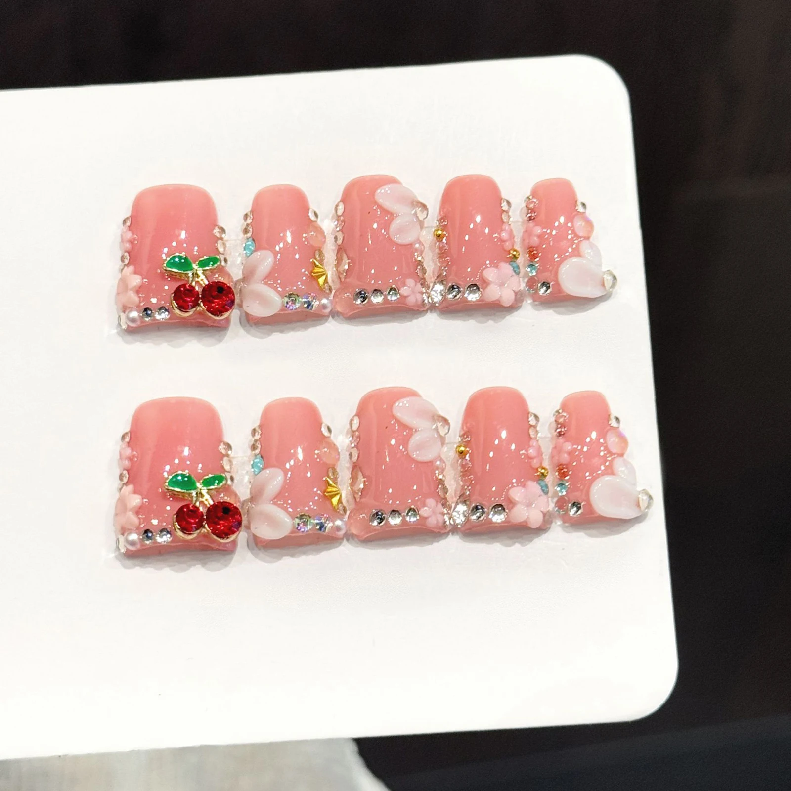 

10 шт. Накладные ногти ручной работы, нюдово-розовые, с 3D-дизайном красных вишневых цветов, блестящие, с бриллиантами, роскошные, короткие, в форме «утиный клюв»